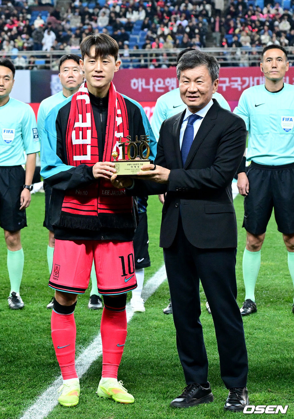14일 오후 대전월드컵경기장에서 대한민국과 볼리비아의 축구 국가대표팀 평가전이 열렸다.홍명보호는 내년 6월 열리는 2026 국제축구협회(FIFA) 북중미월드컵을 앞두고 월드컵 남미 예선에서 7위를 거두며 플레이오프에 진출한 볼리비아를 상대로 본선에서의 경쟁력을 시험할 기회를 갖는다.경기를 앞두고 센츄리 클럽에 가입한 한국 이재성이 정몽규 대한축구협회장과 기념촬영을 하고 있다. 2025.11.14 / dreamer@osen.co.kr