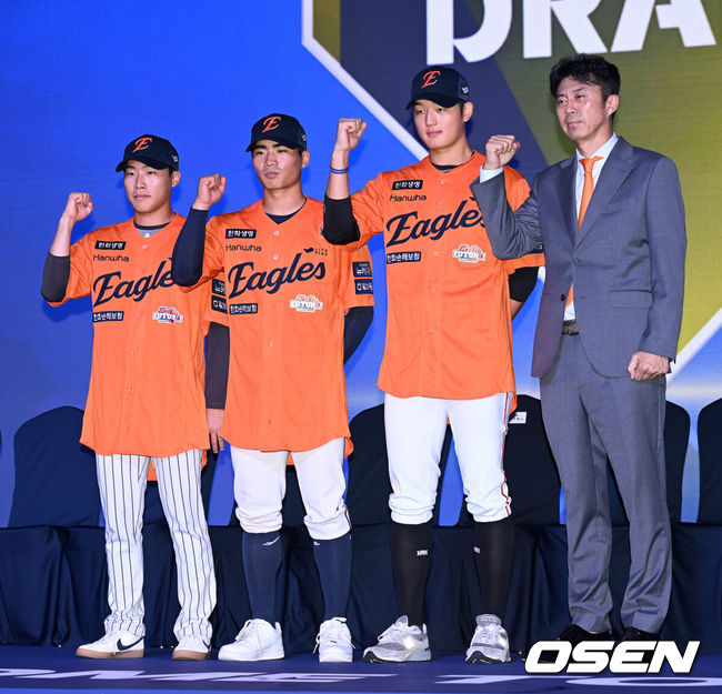 [OSEN=이대선 기자] 17일 오후 7일 오후 서울 롯데호텔 월드에서 ‘2026 KBO 신인 드래프트’가 열렸다. 한화에 지명된 신인 최유빈, 오재원, 강건우, 손혁 단장이 기념촬영을 가지고 있다. 2025.09.17 /sunday@osen.co.kr