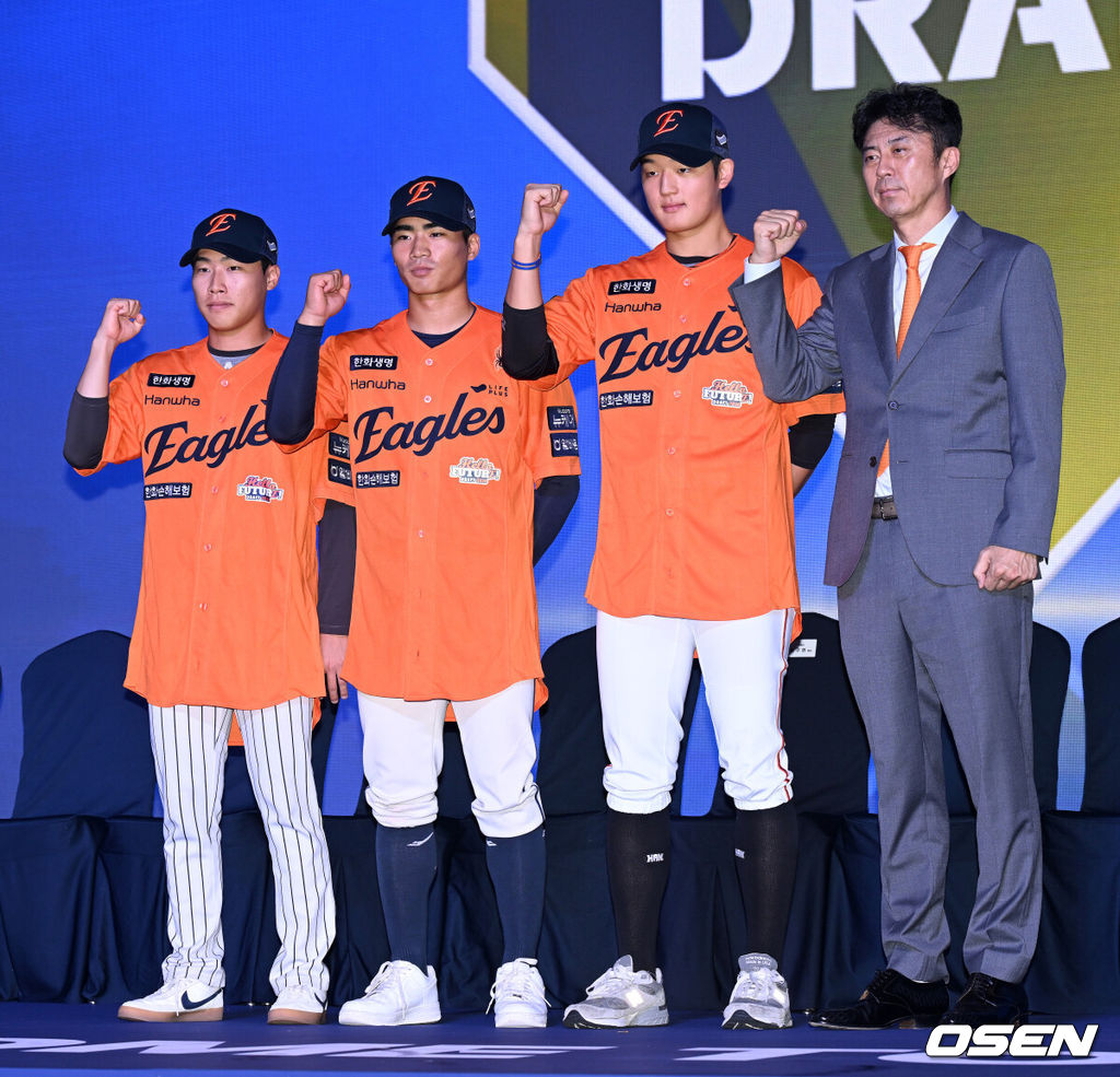 17일 오후 7일 오후 서울 롯데호텔 월드에서 ‘2026 KBO 신인 드래프트’가 열렸다. 한화에 지명된 신인 최유빈, 오재원, 강건우, 손혁 단장이 기념촬영을 가지고 있다. 2025.09.17 /sunday@osen.co.kr