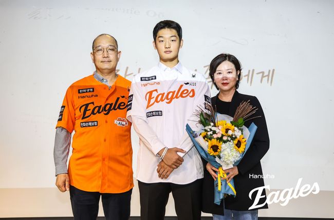 2026년 한화 신인 강건우가 입단식에서 부모님과 함께 기념 사진을 찍고 있다. /한화 이글스 제공