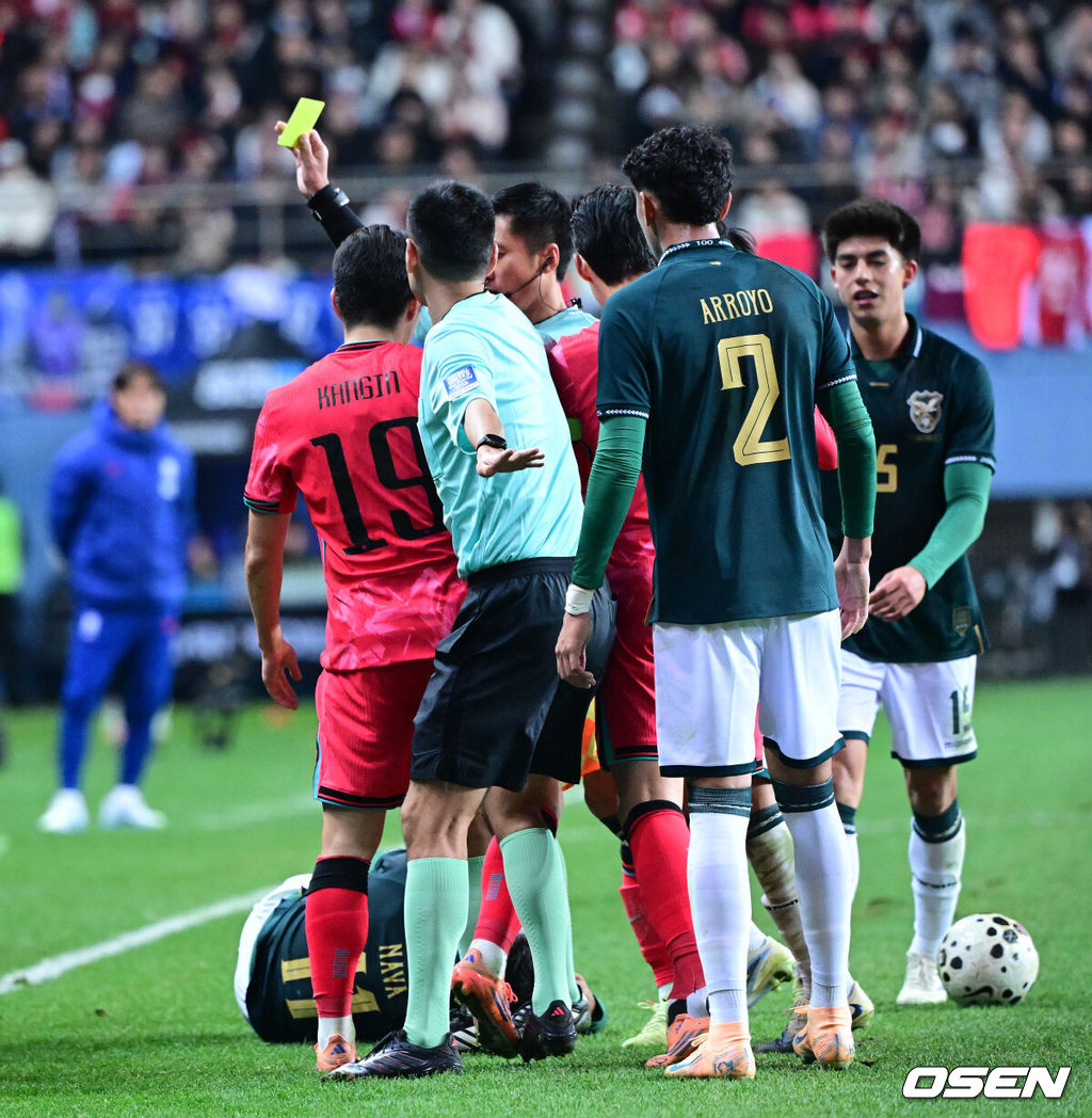 14일 오후 대전월드컵경기장에서 대한민국과 볼리비아의 축구 국가대표팀 평가전이 열렸다.홍명보호는 내년 6월 열리는 2026 국제축구협회(FIFA) 북중미월드컵을 앞두고 월드컵 남미 예선에서 7위를 거두며 플레이오프에 진출한 볼리비아를 상대로 본선에서의 경쟁력을 시험할 기회를 갖는다.전반 한국 이강인이 상대에게 파울을 범해 옐로우카드를 받고 있다. 2025.11.14 / dreamer@osen.co.kr