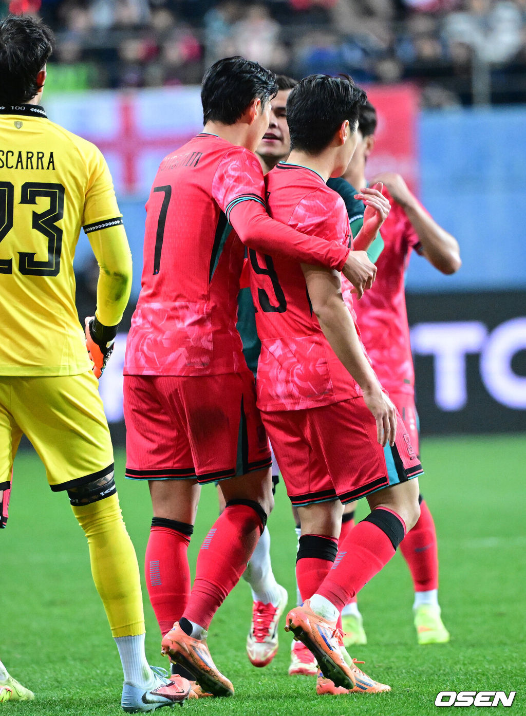 14일 오후 대전월드컵경기장에서 대한민국과 볼리비아의 축구 국가대표팀 평가전이 열렸다.홍명보호는 내년 6월 열리는 2026 국제축구협회(FIFA) 북중미월드컵을 앞두고 월드컵 남미 예선에서 7위를 거두며 플레이오프에 진출한 볼리비아를 상대로 본선에서의 경쟁력을 시험할 기회를 갖는다.전반 한국 이강인이 상대에게 파울을 범해 옐로우카드를 받았다. 이강인을 진정시키는 손흥민. 2025.11.14 / dreamer@osen.co.kr