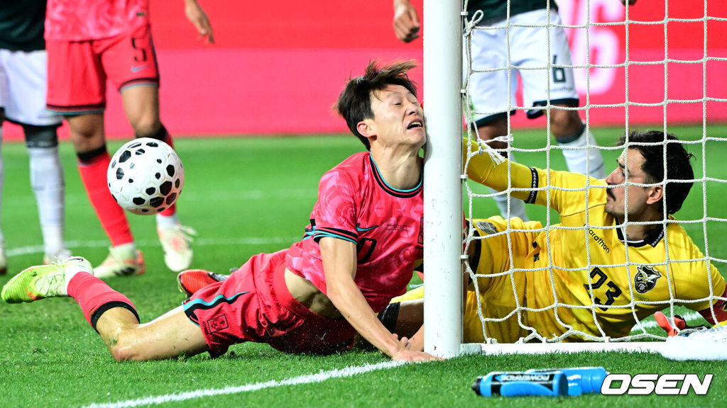 14일 오후 대전월드컵경기장에서 대한민국과 볼리비아의 축구 국가대표팀 평가전이 열렸다.홍명보호는 내년 6월 열리는 2026 국제축구협회(FIFA) 북중미월드컵을 앞두고 월드컵 남미 예선에서 7위를 거두며 플레이오프에 진출한 볼리비아를 상대로 본선에서의 경쟁력을 시험할 기회를 갖는다.전반 한국 이재성이 헤더슛을 시도하다 골대에 부딪치고 있다. 2025.11.14 / dreamer@osen.co.kr