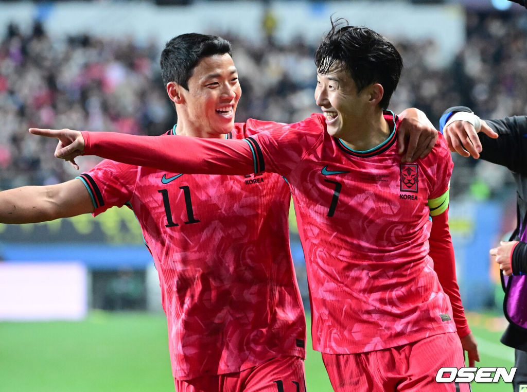 14일 오후 대전월드컵경기장에서 대한민국과 볼리비아의 축구 국가대표팀 평가전이 열렸다.홍명보호는 내년 6월 열리는 2026 국제축구협회(FIFA) 북중미월드컵을 앞두고 월드컵 남미 예선에서 7위를 거두며 플레이오프에 진출한 볼리비아를 상대로 본선에서의 경쟁력을 시험할 기회를 갖는다.후반 한국 손흥민이 프리킥으로 선제골을 작렬시킨 뒤 기뻐하고 있다. 2025.11.14 / dreamer@osen.co.kr