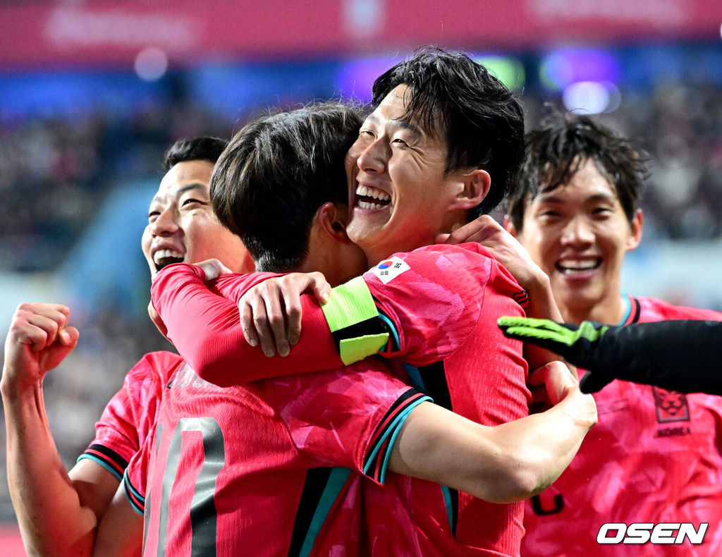 14일 오후 대전월드컵경기장에서 대한민국과 볼리비아의 축구 국가대표팀 평가전이 열렸다.홍명보호는 내년 6월 열리는 2026 국제축구협회(FIFA) 북중미월드컵을 앞두고 월드컵 남미 예선에서 7위를 거두며 플레이오프에 진출한 볼리비아를 상대로 본선에서의 경쟁력을 시험할 기회를 갖는다.후반 한국 손흥민이 프리킥으로 선제골을 작렬시킨 뒤 동료들과 기뻐하고 있다. 2025.11.14 / dreamer@osen.co.kr
