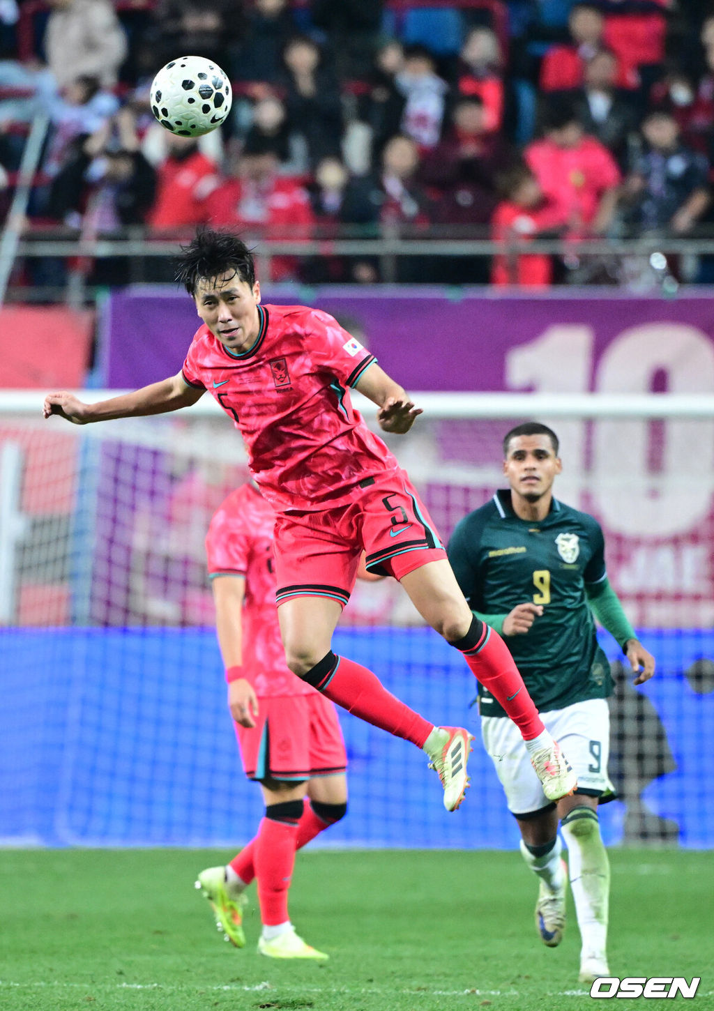 1년 8개월 만에 대표팀으로 돌아온 조규성이 골맛을 봤다. 손흥민도 프리킥 득점으로 한국을 승리로 이끌었다.홍명보 감독이 이끄는 한국축구대표팀(FIFA 랭킹 22위)은 14일 대전월드컵경기장에서 볼리비아(76위)와 11월 A매치 1차전을 치러 2-0으로 승리했다. 후반 한국 원두재가 헤더로 공을 걷어내고 있다. 2025.11.14 / dreamer@osen.co.kr