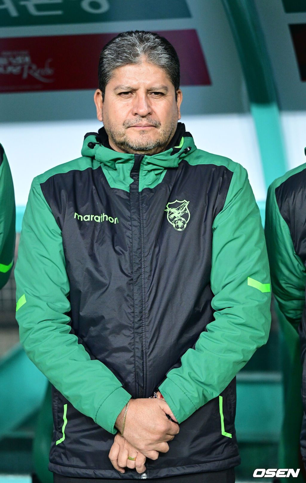 14일 오후 대전월드컵경기장에서 대한민국과 볼리비아의 축구 국가대표팀 평가전이 열렸다.홍명보호는 내년 6월 열리는 2026 국제축구협회(FIFA) 북중미월드컵을 앞두고 월드컵 남미 예선에서 7위를 거두며 플레이오프에 진출한 볼리비아를 상대로 본선에서의 경쟁력을 시험할 기회를 갖는다.경기를 앞두고 볼리비아 오스카르 비예가스가 감독 피치를 주시하고 있다. 2025.11.14 / dreamer@osen.co.kr