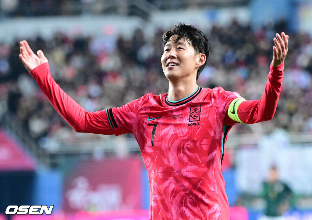 14일 오후 대전월드컵경기장에서 대한민국과 볼리비아의 축구 국가대표팀 평가전이 열렸다.홍명보호는 내년 6월 열리는 2026 국제축구협회(FIFA) 북중미월드컵을 앞두고 월드컵 남미 예선에서 7위를 거두며 플레이오프에 진출한 볼리비아를 상대로 본선에서의 경쟁력을 시험할 기회를 갖는다.후반 한국 손흥민이 프리킥으로 선제골을 작렬시킨 뒤 기뻐하고 있다. 2025.11.14 / dreamer@osen.co.kr