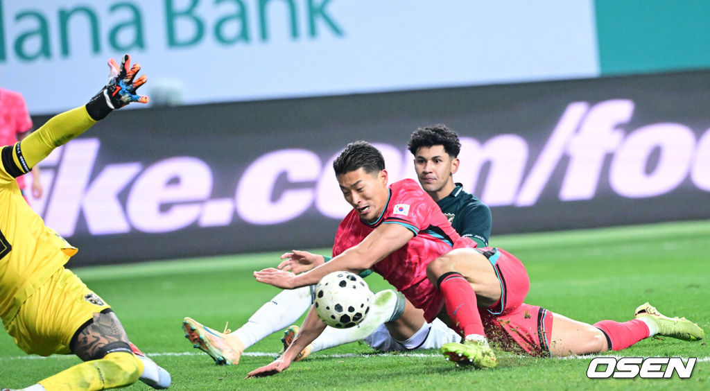 14일 오후 대전월드컵경기장에서 대한민국과 볼리비아의 축구 국가대표팀 평가전이 열렸다.홍명보호는 내년 6월 열리는 2026 국제축구협회(FIFA) 북중미월드컵을 앞두고 월드컵 남미 예선에서 7위를 거두며 플레이오프에 진출한 볼리비아를 상대로 본선에서의 경쟁력을 시험할 기회를 갖는다.후반 한국 조규성이 팀 두번째 골을 작렬시키고 있다. 2025.11.14 / dreamer@osen.co.kr