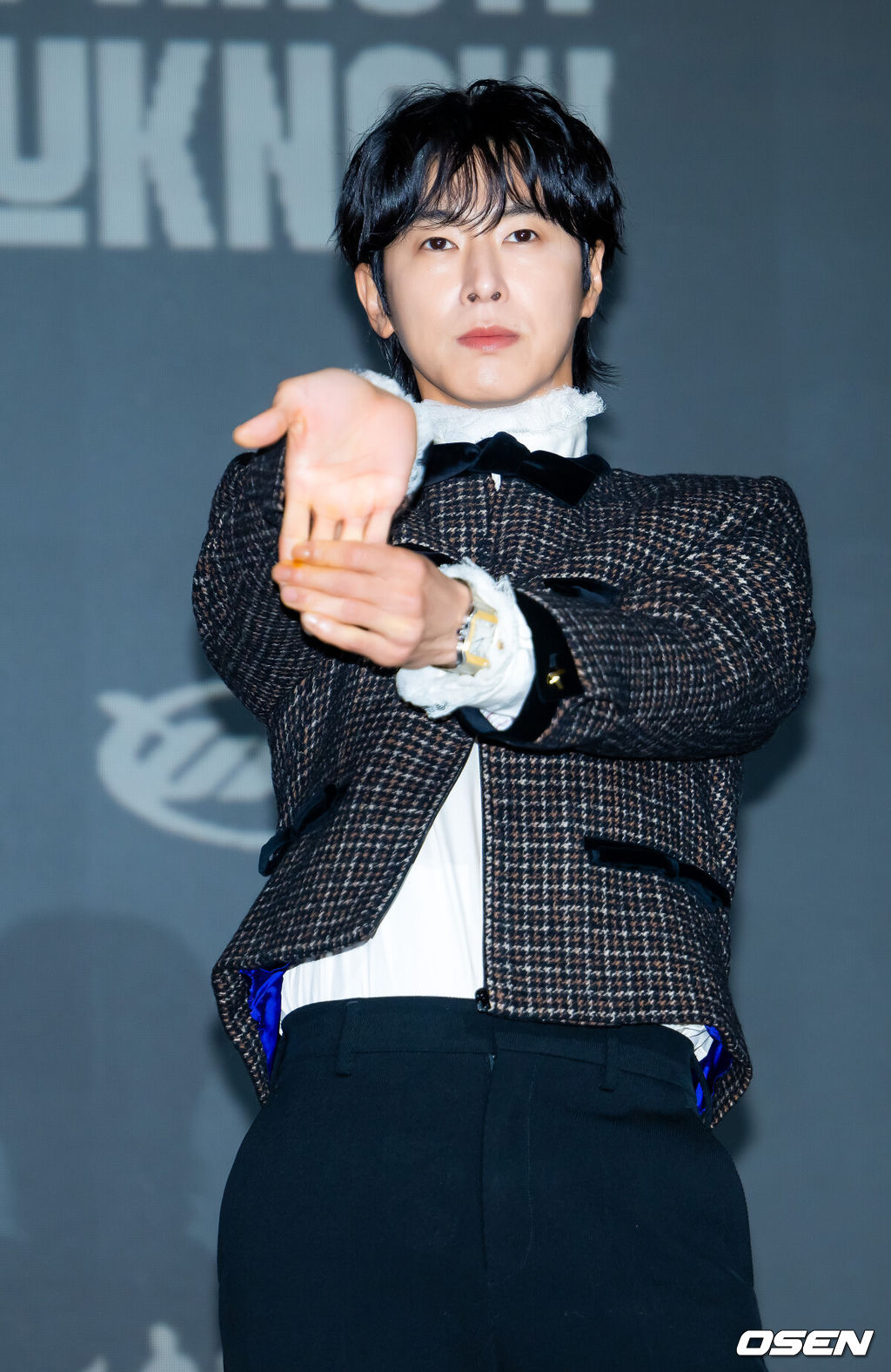 5일 오후 서울 송파구 신천동 소피텔 앰배서더 서울 호텔에서 유노윤호 정규 1집 ‘I-KNOW’ 발매 기념 기자간담회가 열렸다.<br /><br />올해 데뷔 22주년을 맞는 1.5세대 K-팝 그룹의 대표주자인 한류듀오 '동방신기'(TVXQ) 유노윤호가 5일 오후 첫 정규 앨범 '아이-노우(I-KNOW)'를 발매한다. 이번 앨범은 더블 타이틀곡 '스트레치(Stretch)'와 '보디 랭귀지(Body Language)'를 포함한 열 곡이 실렸다.<br /><br />유노윤호가 포토타임을 갖고 있다. 2025.11.05 /rumi@osen.co.kr<br />