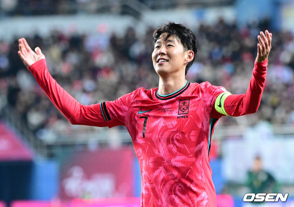 14일 오후 대전월드컵경기장에서 대한민국과 볼리비아의 축구 국가대표팀 평가전이 열렸다.홍명보호는 내년 6월 열리는 2026 국제축구협회(FIFA) 북중미월드컵을 앞두고 월드컵 남미 예선에서 7위를 거두며 플레이오프에 진출한 볼리비아를 상대로 본선에서의 경쟁력을 시험할 기회를 갖는다.후반 한국 손흥민이 프리킥으로 선제골을 작렬시킨 뒤 기뻐하고 있다. 2025.11.14 / dreamer@osen.co.kr