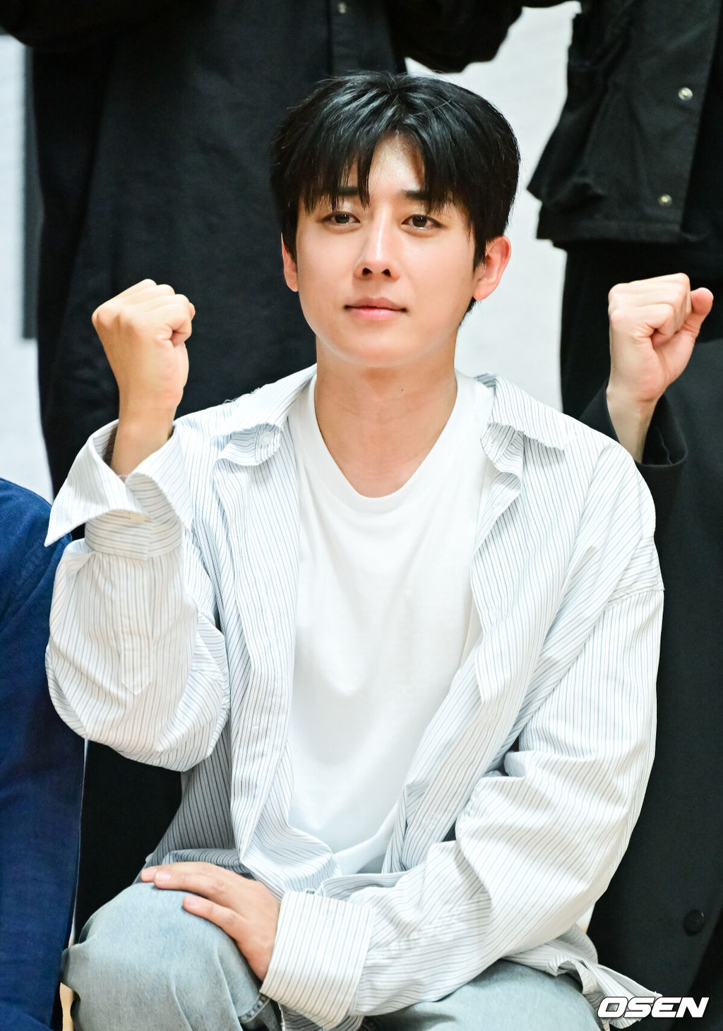 30일 오후 서울 중구 충무아트센터 넥스트랩에서 연극 '킬링시저' 간담회 및 연습실 공개 행사가 진행됐다.<br /><br /> 연극 ‘킬링 시저’는 공화정을 지킨다는 명분으로 벌어진 시저 암살이 결국 또 다른 독재자를 탄생시킨 아이러니를 다룬 작품으로 이날 행사에는 김정 연출과 오세혁 작가, 김준원, 손호준 (시저), 양지원 (카시우스/안토니우스), 유승호 (브루터스)가 참석했다. <br /><br />배우 손호준이 포즈를 취하고 있다.   2025.04.30 / soul1014@osen.co.kr