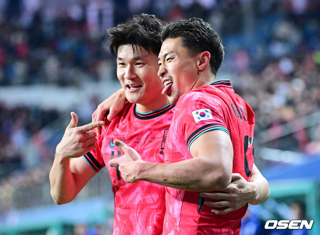 14일 오후 대전월드컵경기장에서 대한민국과 볼리비아의 축구 국가대표팀 평가전이 열렸다.홍명보호는 내년 6월 열리는 2026 국제축구협회(FIFA) 북중미월드컵을 앞두고 월드컵 남미 예선에서 7위를 거두며 플레이오프에 진출한 볼리비아를 상대로 본선에서의 경쟁력을 시험할 기회를 갖는다.후반 한국 조규성이 팀 두번째 골을 작렬시킨 뒤 김민재와 환호하고 있다. 2025.11.14 / dreamer@osen.co.kr