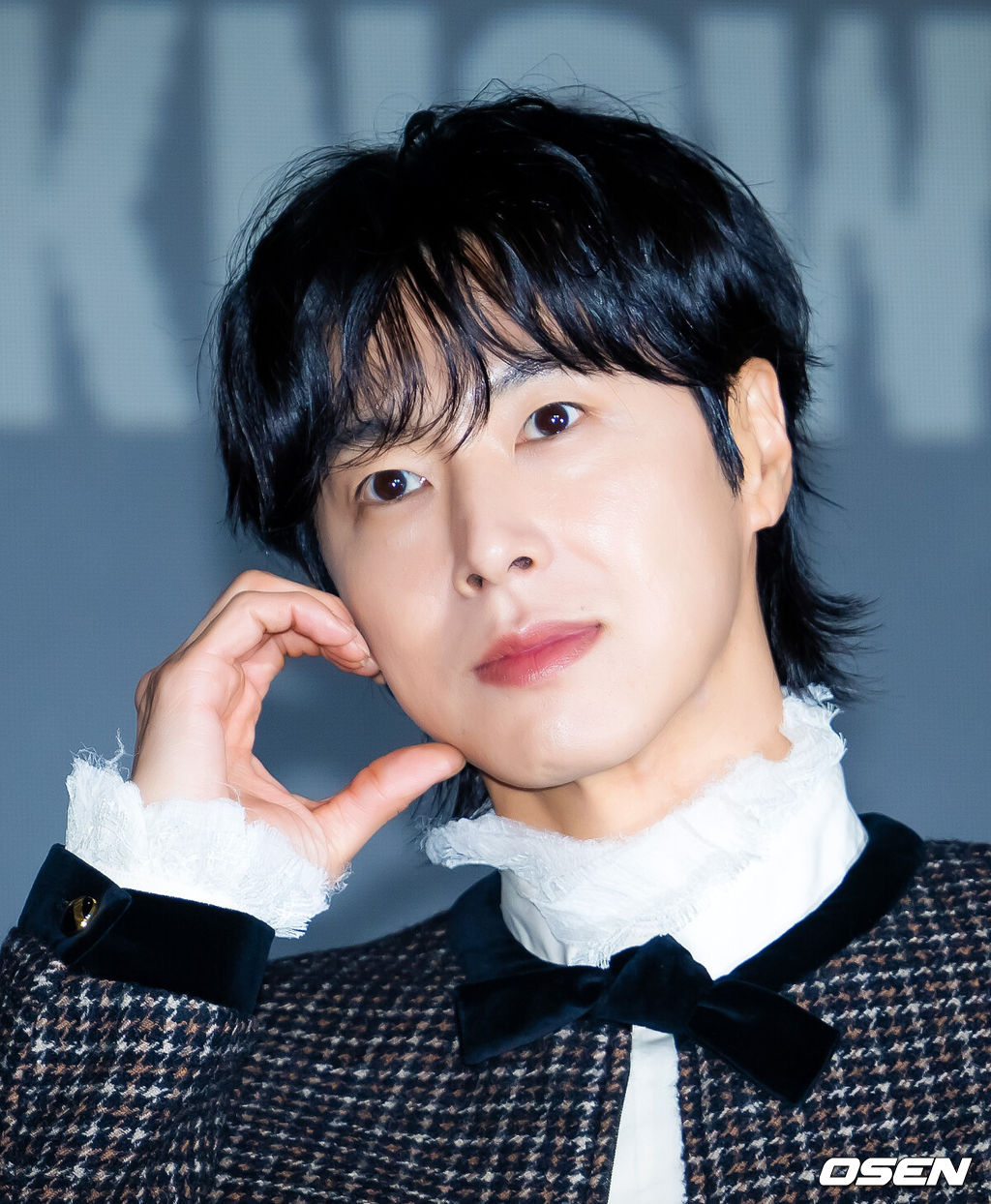 5일 오후 서울 송파구 신천동 소피텔 앰배서더 서울 호텔에서 유노윤호 정규 1집 ‘I-KNOW’ 발매 기념 기자간담회가 열렸다.<br /><br />올해 데뷔 22주년을 맞는 1.5세대 K-팝 그룹의 대표주자인 한류듀오 '동방신기'(TVXQ) 유노윤호가 5일 오후 첫 정규 앨범 '아이-노우(I-KNOW)'를 발매한다. 이번 앨범은 더블 타이틀곡 '스트레치(Stretch)'와 '보디 랭귀지(Body Language)'를 포함한 열 곡이 실렸다.<br /><br />유노윤호가 포토타임을 갖고 있다. 2025.11.05 /rumi@osen.co.kr