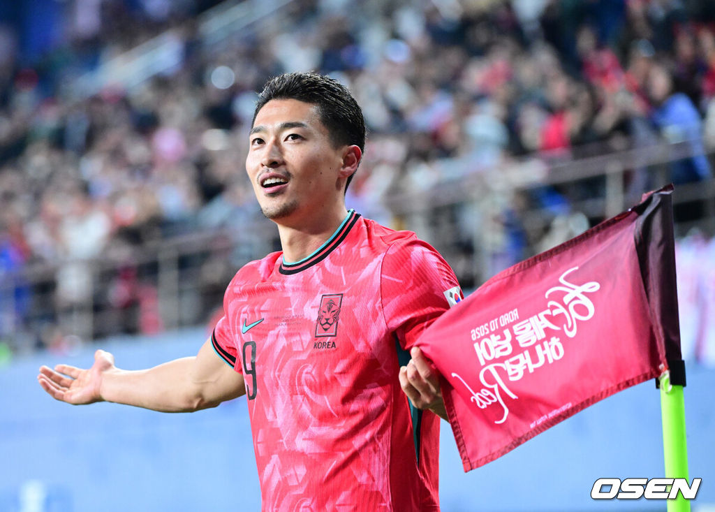 14일 오후 대전월드컵경기장에서 대한민국과 볼리비아의 축구 국가대표팀 평가전이 열렸다.홍명보호는 내년 6월 열리는 2026 국제축구협회(FIFA) 북중미월드컵을 앞두고 월드컵 남미 예선에서 7위를 거두며 플레이오프에 진출한 볼리비아를 상대로 본선에서의 경쟁력을 시험할 기회를 갖는다.후반 한국 조규성이 팀 두번째 골을 작렬시킨 뒤 기뻐하고 있다. 2025.11.14 / dreamer@osen.co.kr