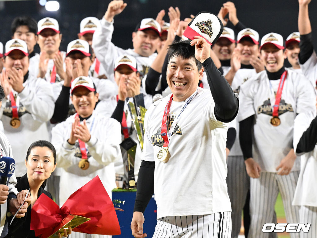  프로야구 LG 트윈스는 31일 대전 한화생명볼파크에서 열린 2025 신한 SOL뱅크 KBO 한국시리즈(7전 4선승제) 한화 이글스와의 5차전에서 4-1로 승리했다.정규시즌 1위 LG는 시리즈 전적 4승 1패로 통합우승 금자탑을 쌓았다. LG의 통합우승은 1990년, 1994년, 2023년에 이은 통산 4번째로, 염경엽 감독은 2023년 부임 후 3년 사이 팀을 두 차례나 정상에 올려놓는 위대한 업적을 달성했다. 한국시리즈 MVP를 수상한 LG 김현수가 동료들의 축하를 받고 있다. 2025.10.31 /sunday@osen.co.kr