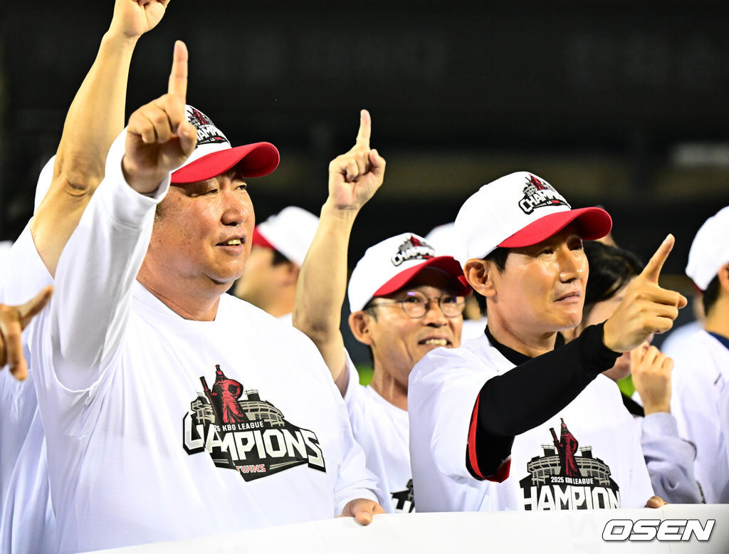 프로야구 LG 트윈스가 극적으로 2025 정규시즌 우승을 차지했다. 자력 우승이 물거품이 된 LG는 SSG 랜더스가 한화 이글스에 극적인 끝내기 승리를 거두면서 우승을 확정했다. LG는 1일 서울 잠실구장에서 열린 2025 KBO리그 NC와 시즌 마지막 경기에서 3-7로 패배했다. 이로써 LG는 85승 3무 56패로 시즌을 마쳤다. LG 차명석 단장, 염경엽 감독이 우승 세리머니를 하고 있다. 2025.10.01 /jpnews@osen.co.kr