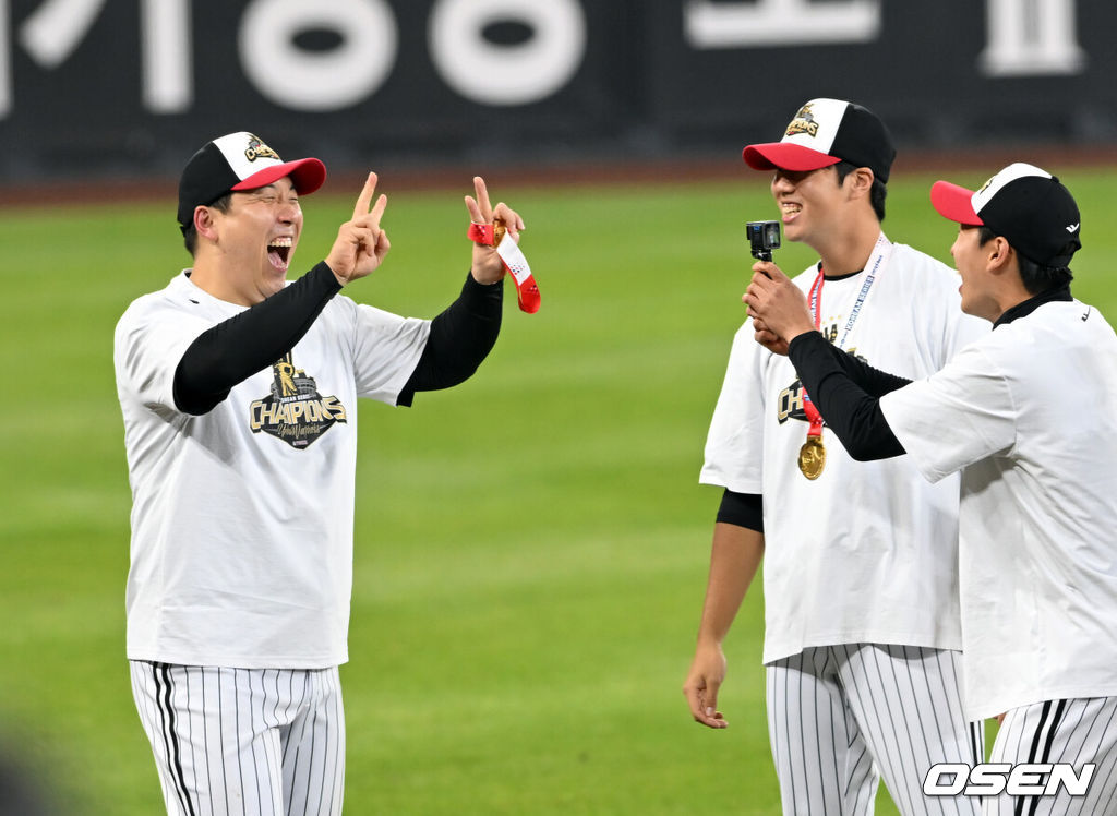 프로야구 LG 트윈스는 31일 대전 한화생명볼파크에서 열린 2025 신한 SOL뱅크 KBO 한국시리즈(7전 4선승제) 한화 이글스와의 5차전에서 4-1로 승리했다.정규시즌 1위 LG는 시리즈 전적 4승 1패로 통합우승 금자탑을 쌓았다. LG의 통합우승은 1990년, 1994년, 2023년에 이은 통산 4번째로, 염경엽 감독은 2023년 부임 후 3년 사이 팀을 두 차례나 정상에 올려놓는 위대한 업적을 달성했다. LG 김현수가 동료와 우승의 기쁨을 나누고 있다.  2025.10.31 /spjj@osen.co.kr