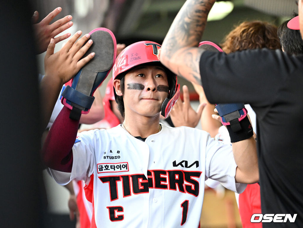 17일 오후 광주-기아 챔피언스필드에서 2025 신한 SOL Bank KBO리그 KIA 타이거즈와 KT 위즈의 경기가 열렸다.KIA는 김도현, KT는 헤이수스를 선발 투수로 내세웠다.1회말 2사 만루에서 KIA 김호령의 우월 3타점 적시타 때 홈을 밟은 3루주자 박찬호가 더그아웃에서 환호하고 있다. 2025.06.17 /sunday@osen.co.kr