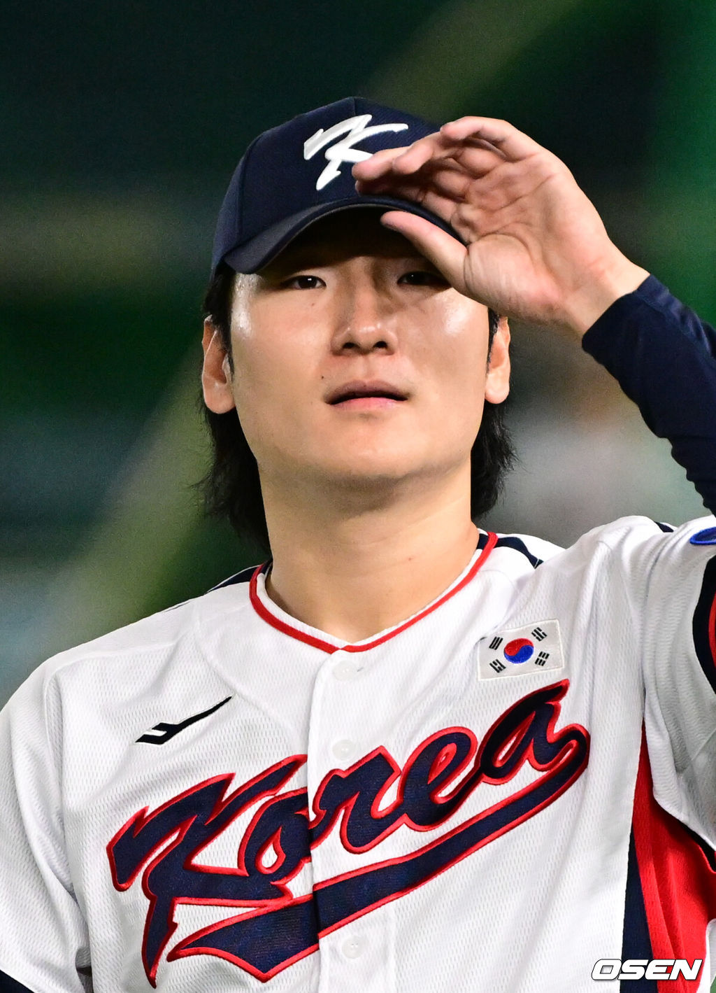 류지현 감독이 이끄는 대한민국 야구 대표팀이 14일 일본 도쿄돔에서 월드베이스볼클래식(WBC) 대비 한일 평가전을 앞두고 훈련을 가졌다. 한국 대표팀은 14일일 훈련을 하고 15일과 16일 일본과 두 차례 평가전을 치른다.곽빈이 훈련을 위해 이동하고 있다. 2025.11.14 /cej@osen.co.kr