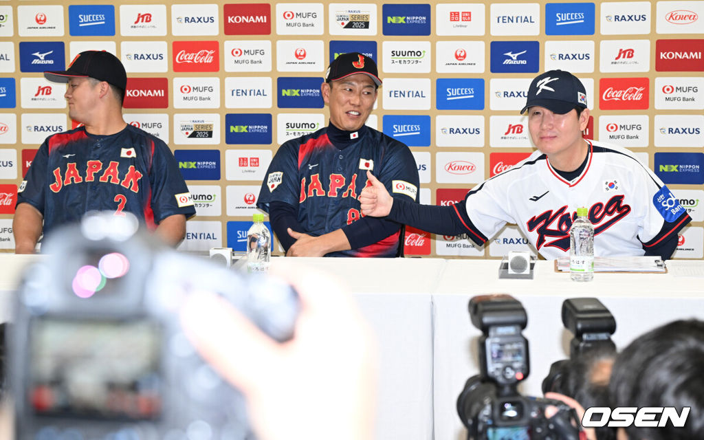 14일 일본 도쿄돔에서 월드베이스볼클래식(WBC) 대비 한일 평가전을 앞두고 공식 기자회견이 열렸다.한국 대표팀은 오는 14일까지 훈련을 하고 15일과 16일 일본과 두 차례 평가전을 치른다.한국 류지현 감독이 견제해야 할 선수로 일본 마키 선수를 뽑으며 엄지를 보내고 있다. 2025.11.14 /cej@osen.co.kr