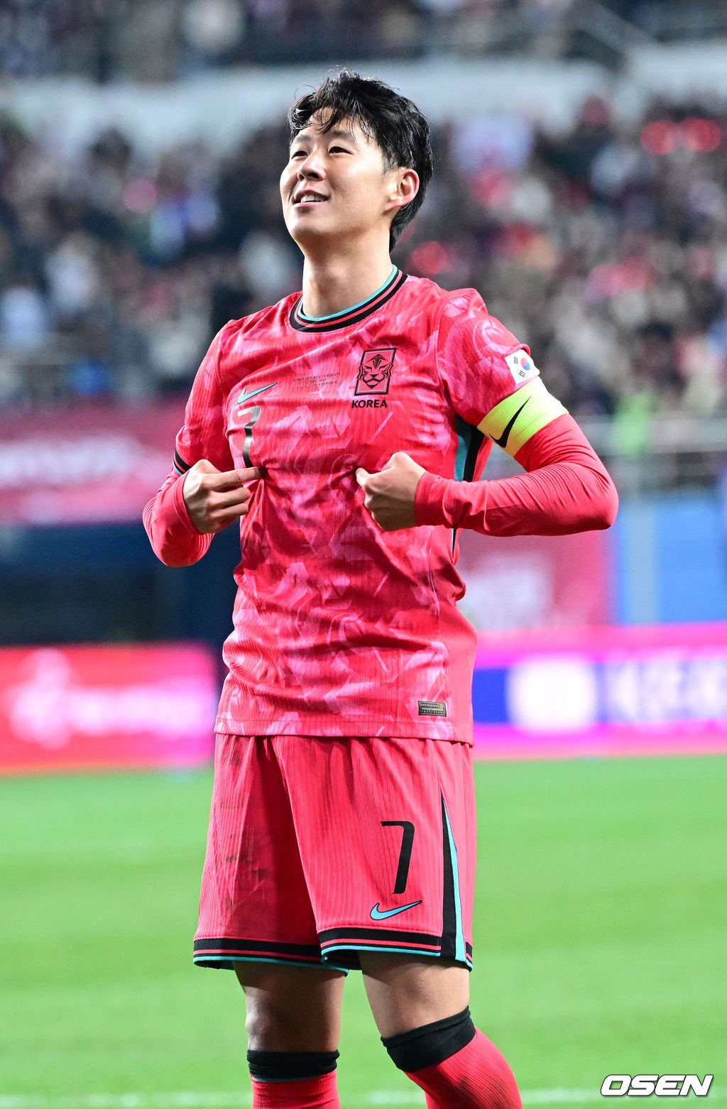 1년 8개월 만에 대표팀으로 돌아온 조규성이 골맛을 봤다. 손흥민도 프리킥 득점으로 한국을 승리로 이끌었다.홍명보 감독이 이끄는 한국축구대표팀(FIFA 랭킹 22위)은 14일 대전월드컵경기장에서 볼리비아(76위)와 11월 A매치 1차전을 치러 2-0으로 승리했다. 후반 한국 손흥민이 프리킥 선제골을 작렬시킨 뒤 세리머니를 펼치고 있다. 2025.11.14 / dreamer@osen.co.kr