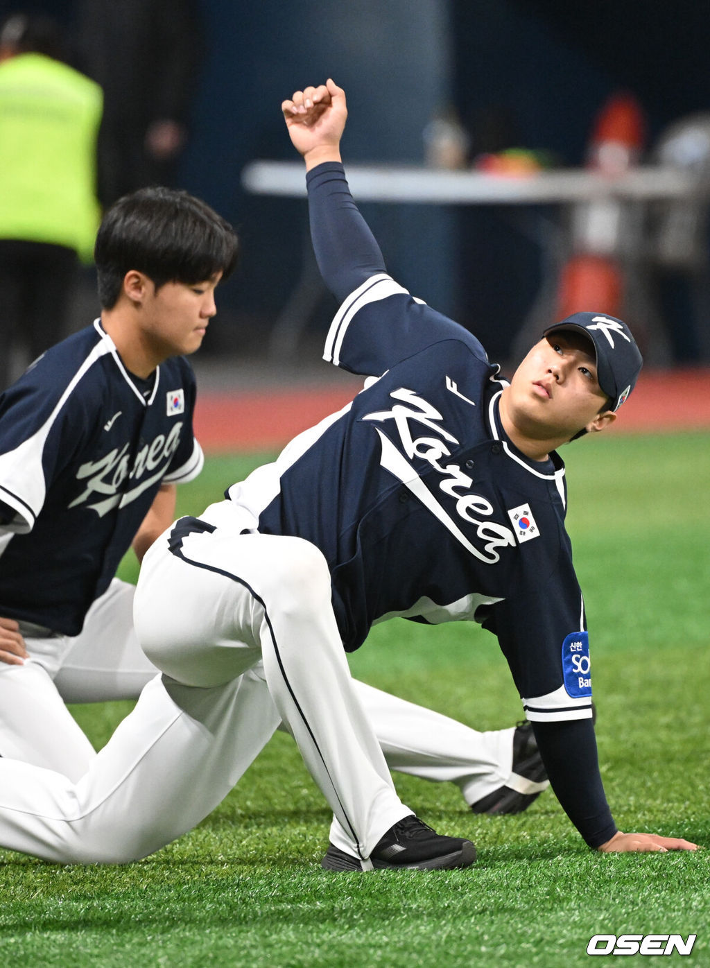 류지현 감독이 이끄는 야구 대표팀이 5일 고척스카이돔에서 훈련을 진행했다.대표팀은 오는 8일과 9일 고척스카이돔에서 열리는 2025 K-베이스볼 시리즈 체코 대표팀과의 2경기를 시작으로 15일과 16일 양일에 걸쳐 도쿄돔에서 일본 대표팀과 2경기를 치른다.야구대표팀 배찬승이 몸을 풀고 있다. 2025.11.05 /cej@osen.co.kr