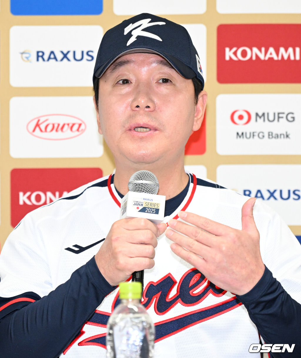 14일 일본 도쿄돔에서 월드베이스볼클래식(WBC) 대비 한일 평가전을 앞두고 공식 기자회견이 열렸다.한국 대표팀은 오는 14일까지 훈련을 하고 15일과 16일 일본과 두 차례 평가전을 치른다.한국 류지현 감독이 취재진 질문에 답변을 하고 있다. 2025.11.14 /cej@osen.co.kr