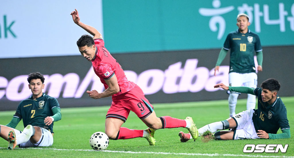 1년 8개월 만에 대표팀으로 돌아온 조규성이 골맛을 봤다. 손흥민도 프리킥 득점으로 한국을 승리로 이끌었다.홍명보 감독이 이끄는 한국축구대표팀(FIFA 랭킹 22위)은 14일 대전월드컵경기장에서 볼리비아(76위)와 11월 A매치 1차전을 치러 2-0으로 승리했다. 후반 한국 조규성이 팀 두번째 골을 작렬시키고 있다. 2025.11.14 / dreamer@osen.co.kr