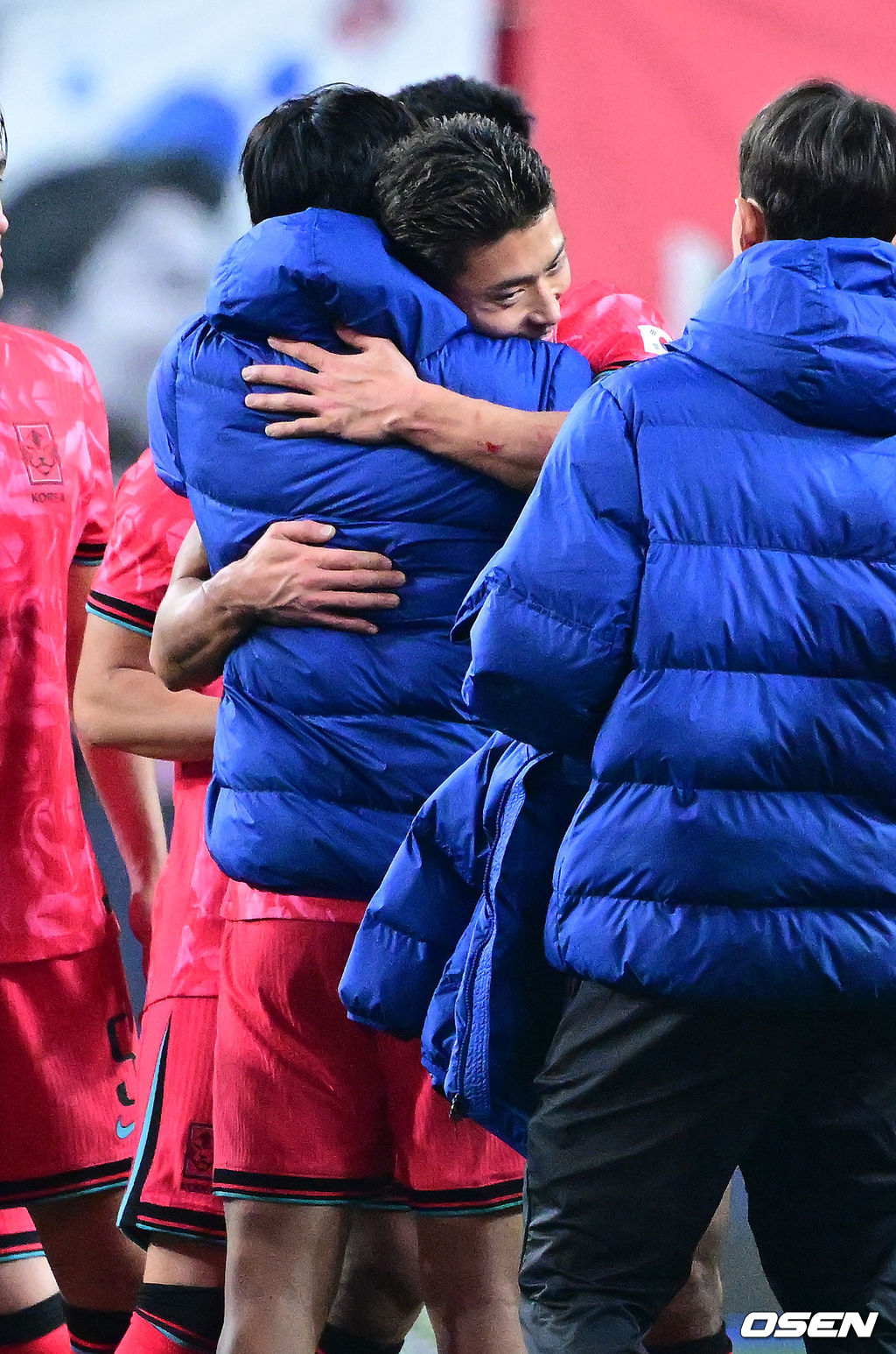 1년 8개월 만에 대표팀으로 돌아온 조규성이 골맛을 봤다. 손흥민도 프리킥 득점으로 한국을 승리로 이끌었다.홍명보 감독이 이끄는 한국축구대표팀(FIFA 랭킹 22위)은 14일 대전월드컵경기장에서 볼리비아(76위)와 11월 A매치 1차전을 치러 2-0으로 승리했다. 경기를 마치고 한국 손흥민과 조규성이 인사를 나누고 있다. 2025.11.14 / dreamer@osen.co.kr