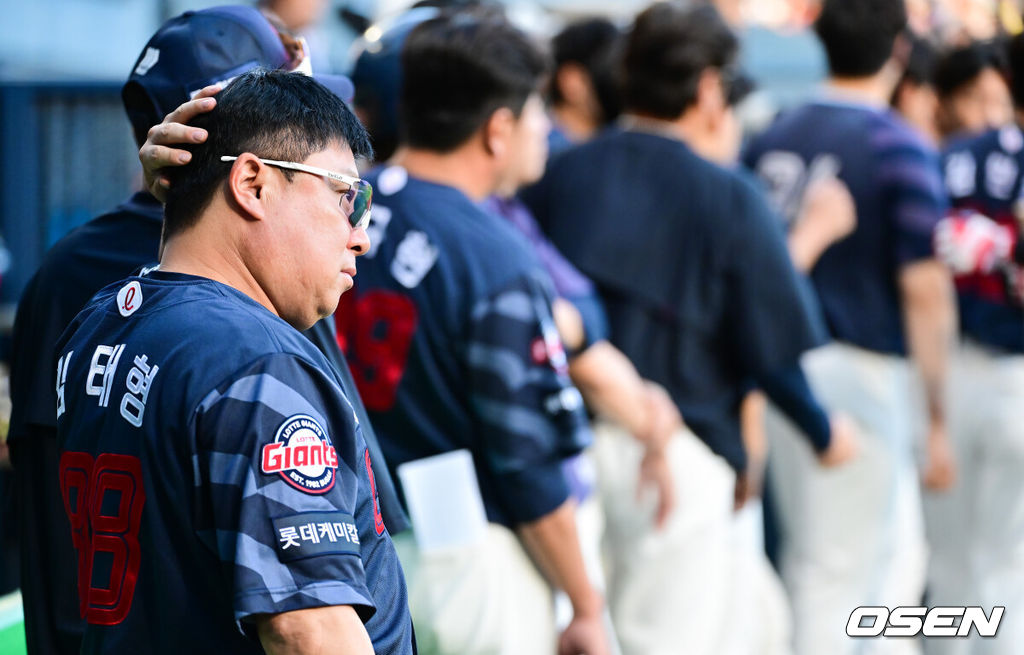 19일 오후 서울 잠실구장에서 ‘2025 신한 SOL BANK KBO리그’ LG 트윈스와 롯데 자이언츠의 경기가 진행됐다.이날 LG는 톨허스트를, 롯데는 벨라스케즈를 선발투수로 내세웠다.경기 앞서 롯데 김태형 감독이 국민의례를 위해 그라운드로 나서고 있다.  2025.08.19 / soul1014@osen.co.kr