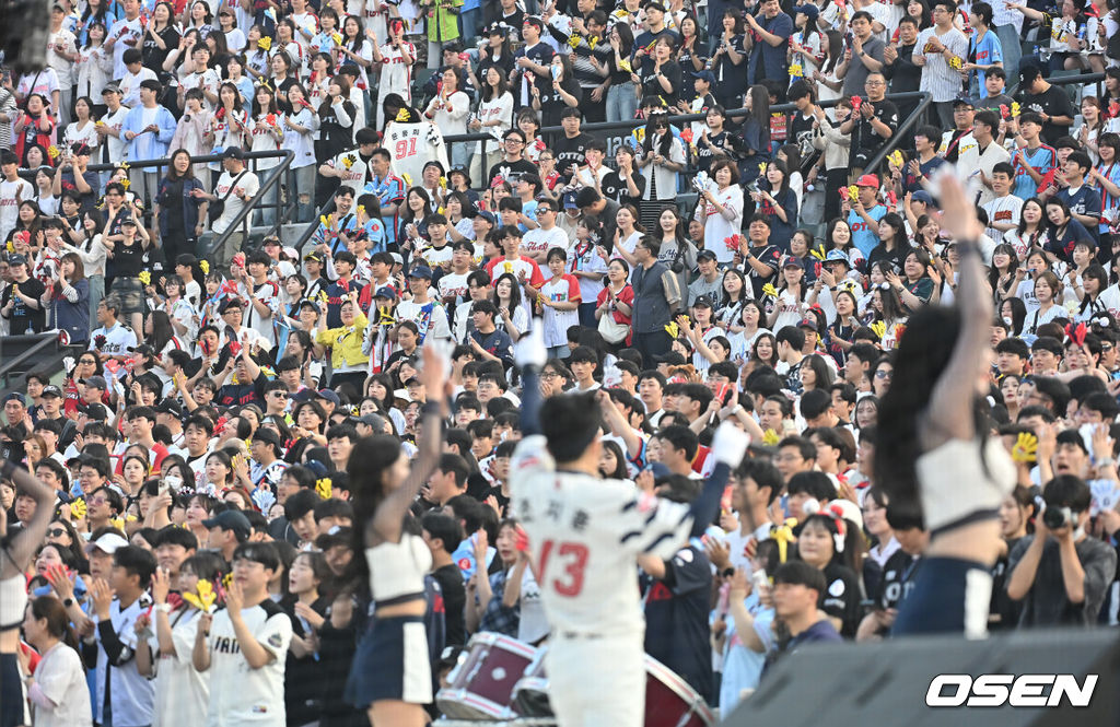 3일 부산 사직야구장에서 2025 신한 SOL 뱅크 KBO 리그 롯데 자이언츠와 키움 히어로즈의 경기가 열렸다. 홈팀 롯데는 감보아가, 방문팀 키움은 김연주가 선발 출전했다.롯데 자이언츠 팬들이 열띤 응원을 펼치고 있다. 2025.06.03 / foto0307@osen.co.kr