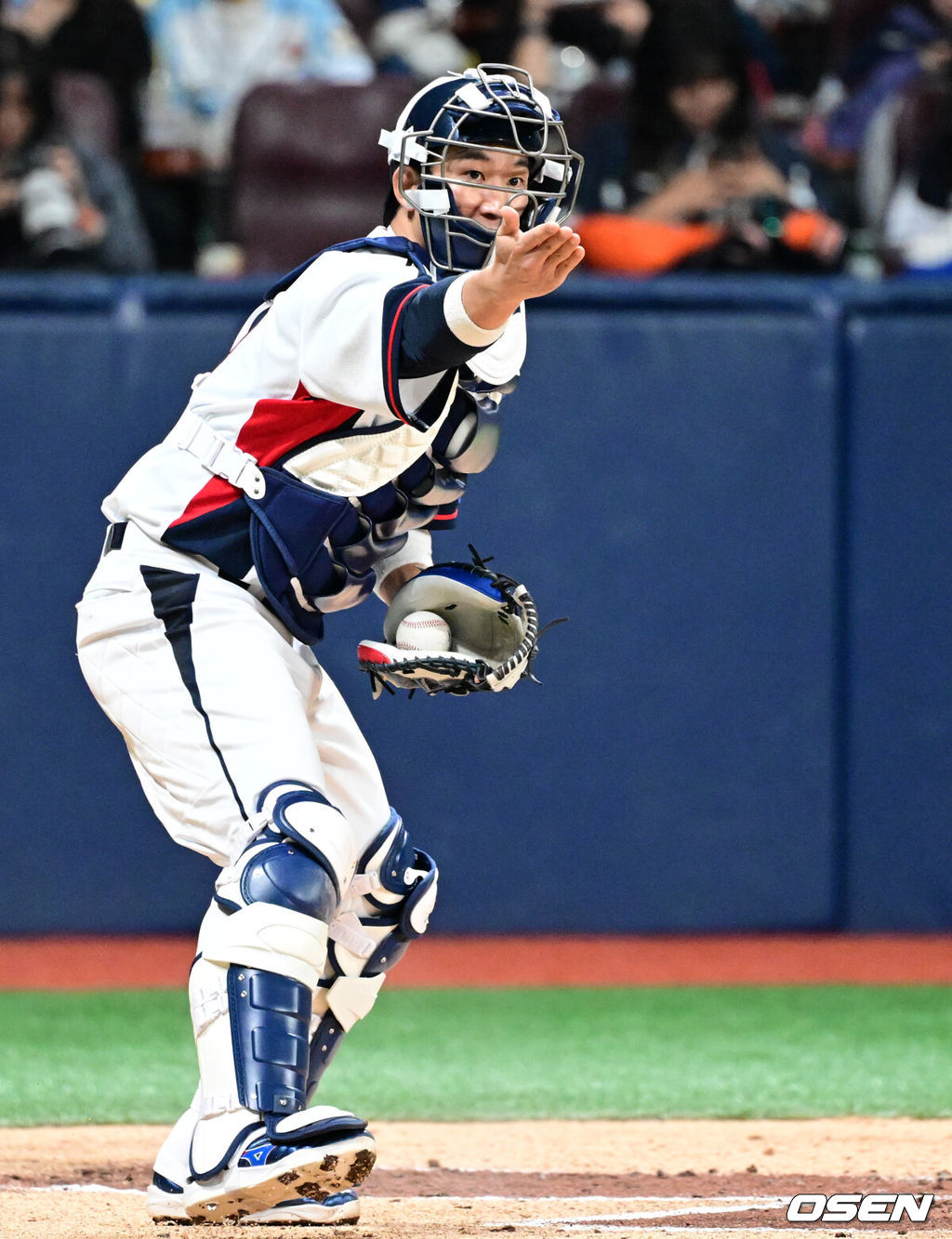 8일 서울 구로구 고척스카이돔에서 ‘2025 NAVER K-BASEBALL SERIES’ 대한민국 야구 대표팀과 체코 야구 대표팀의 경기가 열렸다.한국은 8일과 9일 2025 K-베이스볼 시리즈 체코 대표팀과의 2경기를 시작으로 15일과 16일 양일에 걸쳐 도쿄돔에서 일본 대표팀과 2경기를 치른다. 2회초 한국 포수 최재훈이 스윙 여부를 확인하고 있다. 2025.11.08 /cej@osen.co.kr