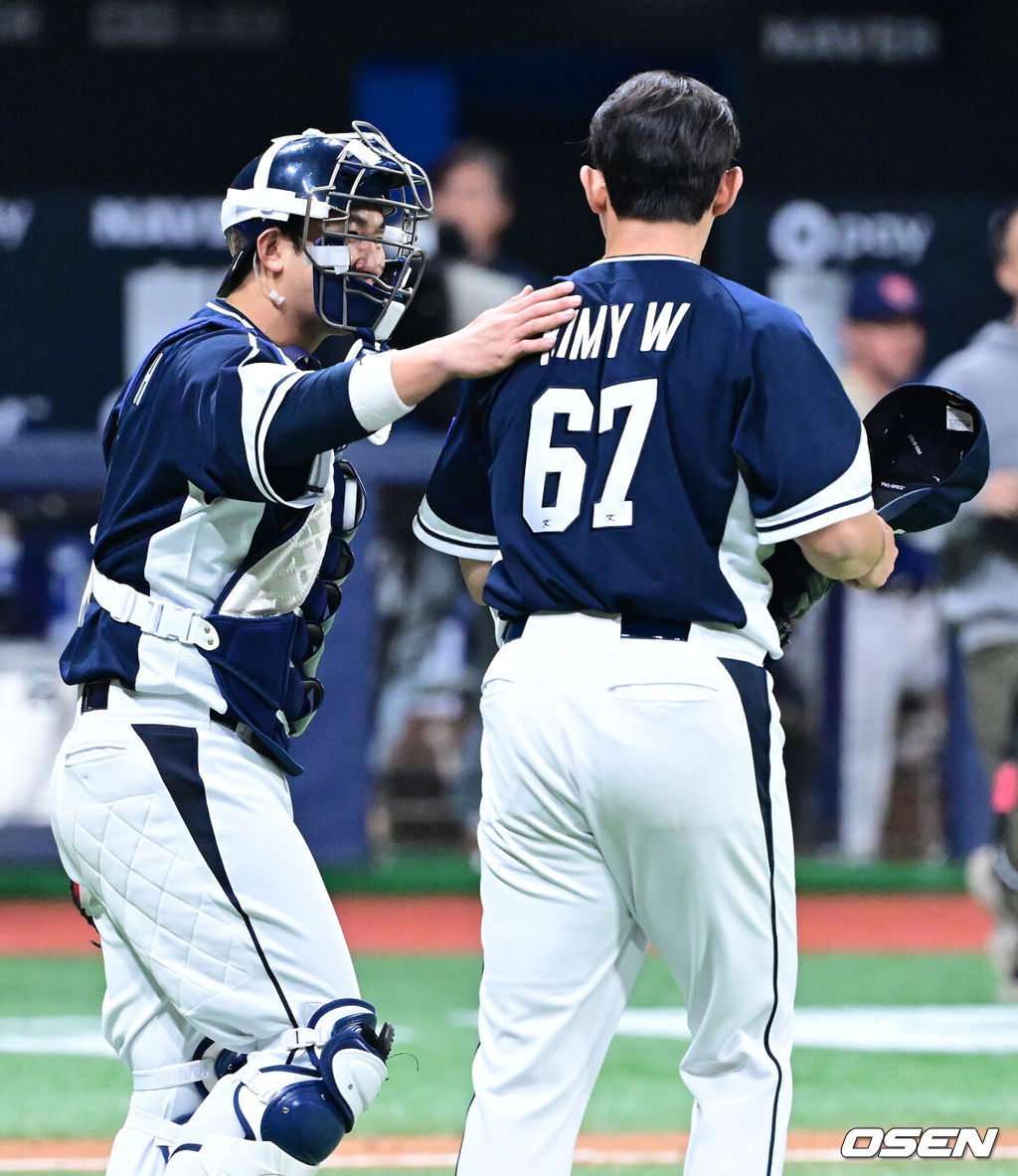류지현 감독이 이끄는 한국 대표팀이 체코 대표팀과 평가전을 2연승으로 마쳤다. 한국 대표팀은 9일 서울 고척스카이돔에서 열린 ‘2025 NAVER K-BASEBALL SERIES’ 체코와 2번째 평가전에서 장단 17안타를 터뜨리며 11-1로 승리했다.경기를 마무리지은 한국 투수 김영우와 포수 최재훈이 인사를 나누고 있다. 2025.11.09 / dreamer@osen.co.kr
