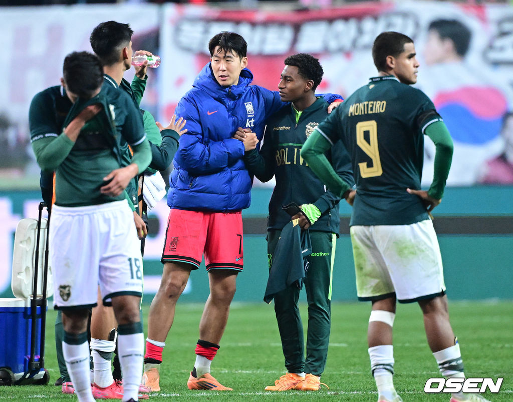 1년 8개월 만에 대표팀으로 돌아온 조규성이 골맛을 봤다. 손흥민도 프리킥 득점으로 한국을 승리로 이끌었다.홍명보 감독이 이끄는 한국축구대표팀(FIFA 랭킹 22위)은 14일 대전월드컵경기장에서 볼리비아(76위)와 11월 A매치 1차전을 치러 2-0으로 승리했다. 경기를 마치고 승리한 한국 손흥민이 볼리비아 선수들과 인사를 나누고 있다. 2025.11.14 / dreamer@osen.co.kr