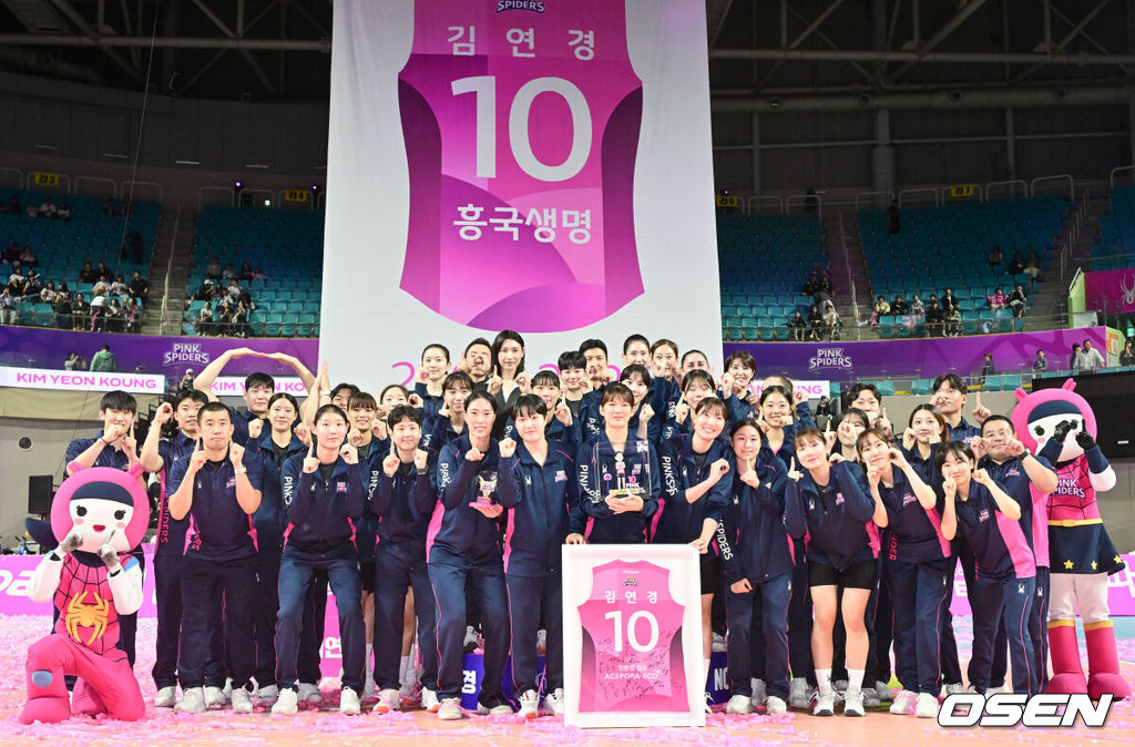 '디펜딩 챔피언' 흥국생명이 정관장을 상대 시즌 개막전을 승리로 장식했다.요시하라 토모코 감독이 이끄는 흥국생명은 18일 인천삼산체육관에서 열린 진에어 2025~2026 프로배구 V리그 여자부 개막전 홈경기에서 정관장을 3-1(26-24, 25-16, 18-25, 25-19)로 제압했다. 은퇴식에서 김연경이 흥국생명 후배들과 포즈를 취하고 있다. 2025.10.18 / soul1014@osen.co.kr