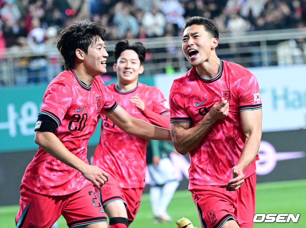 1년 8개월 만에 대표팀으로 돌아온 조규성이 골맛을 봤다. 손흥민도 프리킥 득점으로 한국을 승리로 이끌었다.홍명보 감독이 이끄는 한국축구대표팀(FIFA 랭킹 22위)은 14일 대전월드컵경기장에서 볼리비아(76위)와 11월 A매치 1차전을 치러 2-0으로 승리했다. 후반 막판 한국 조규성이 팀 두번째 골을 작렬시킨 뒤 동료들과  환호하고 있다. 2025.11.14 / dreamer@osen.co.kr
