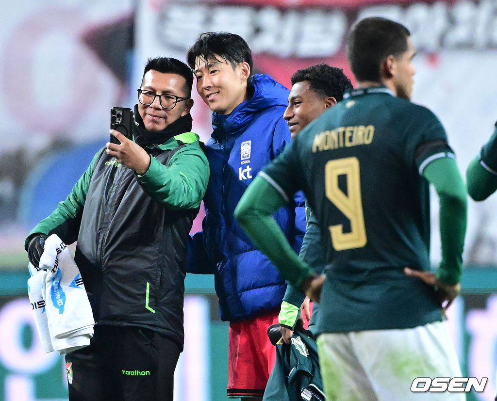 1년 8개월 만에 대표팀으로 돌아온 조규성이 골맛을 봤다. 손흥민도 프리킥 득점으로 한국을 승리로 이끌었다.홍명보 감독이 이끄는 한국축구대표팀(FIFA 랭킹 22위)은 14일 대전월드컵경기장에서 볼리비아(76위)와 11월 A매치 1차전을 치러 2-0으로 승리했다. 경기를 마치고 승리한 한국 손흥민이 볼리비아 관계자들과 사진을 찍고 있다. 2025.11.14 / dreamer@osen.co.kr