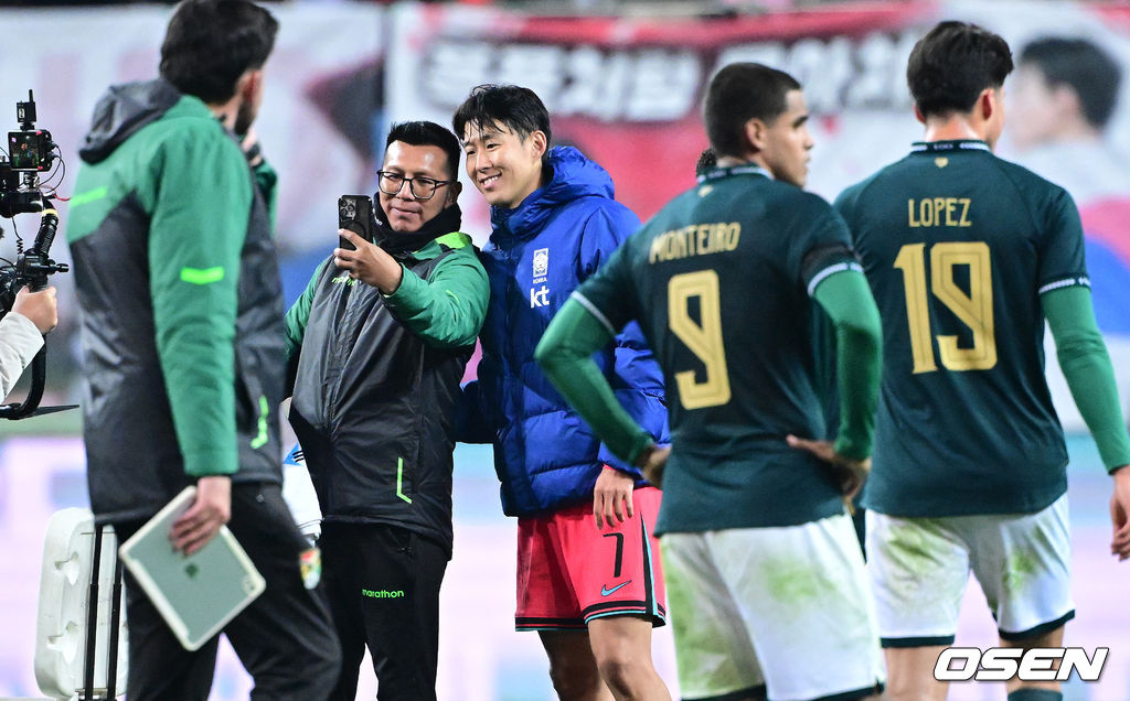 1년 8개월 만에 대표팀으로 돌아온 조규성이 골맛을 봤다. 손흥민도 프리킥 득점으로 한국을 승리로 이끌었다.홍명보 감독이 이끄는 한국축구대표팀(FIFA 랭킹 22위)은 14일 대전월드컵경기장에서 볼리비아(76위)와 11월 A매치 1차전을 치러 2-0으로 승리했다. 경기를 마치고 승리한 한국 손흥민이 볼리비아 관계자들과 사진을 찍고 있다. 2025.11.14 / dreamer@osen.co.kr