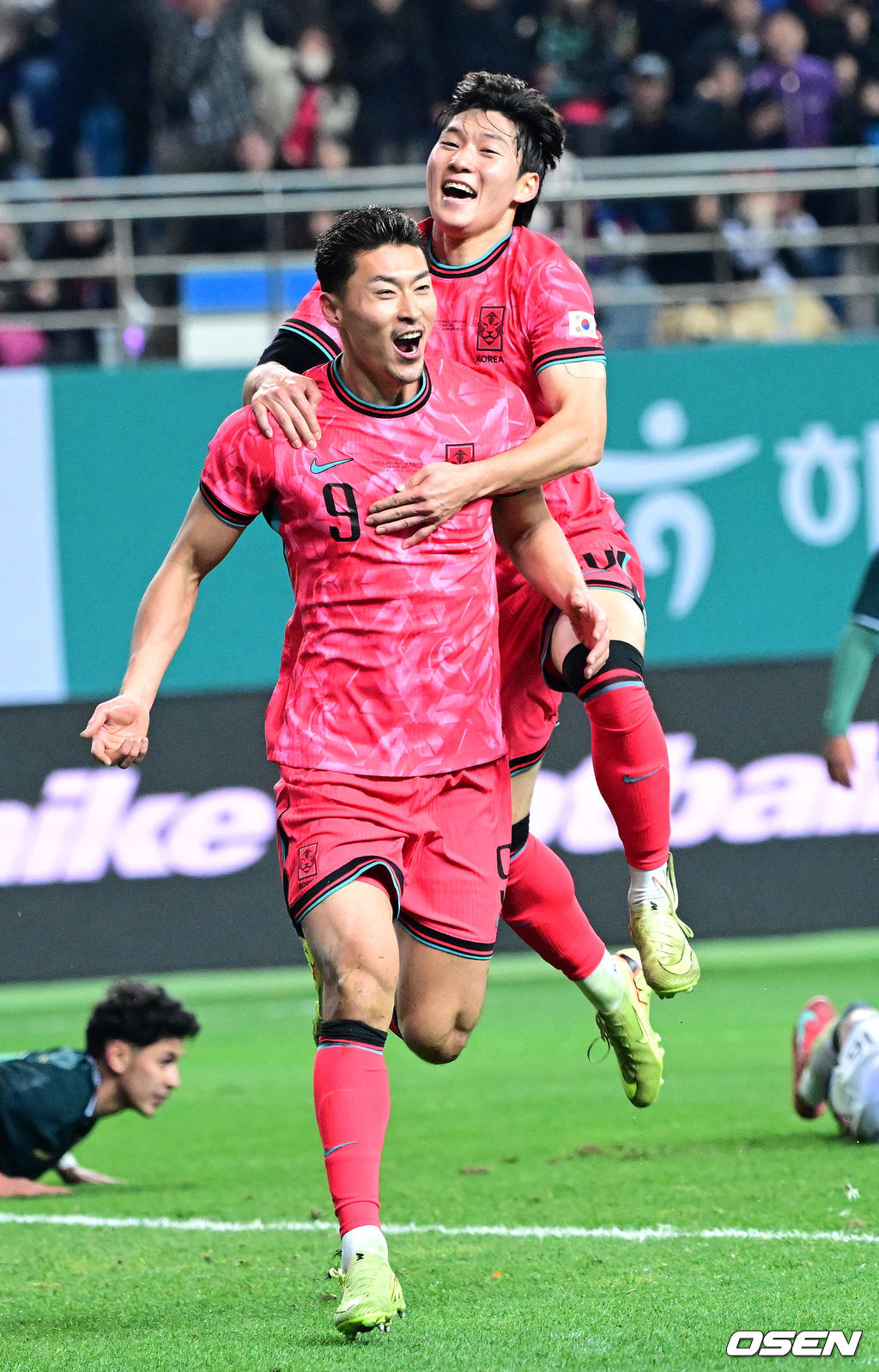1년 8개월 만에 대표팀으로 돌아온 조규성이 골맛을 봤다. 손흥민도 프리킥 득점으로 한국을 승리로 이끌었다.홍명보 감독이 이끄는 한국축구대표팀(FIFA 랭킹 22위)은 14일 대전월드컵경기장에서 볼리비아(76위)와 11월 A매치 1차전을 치러 2-0으로 승리했다. 후반 막판 한국 조규성이 팀 두번째 골을 작렬시킨 뒤 배준호와 환호하고 있다. 2025.11.14 / dreamer@osen.co.kr