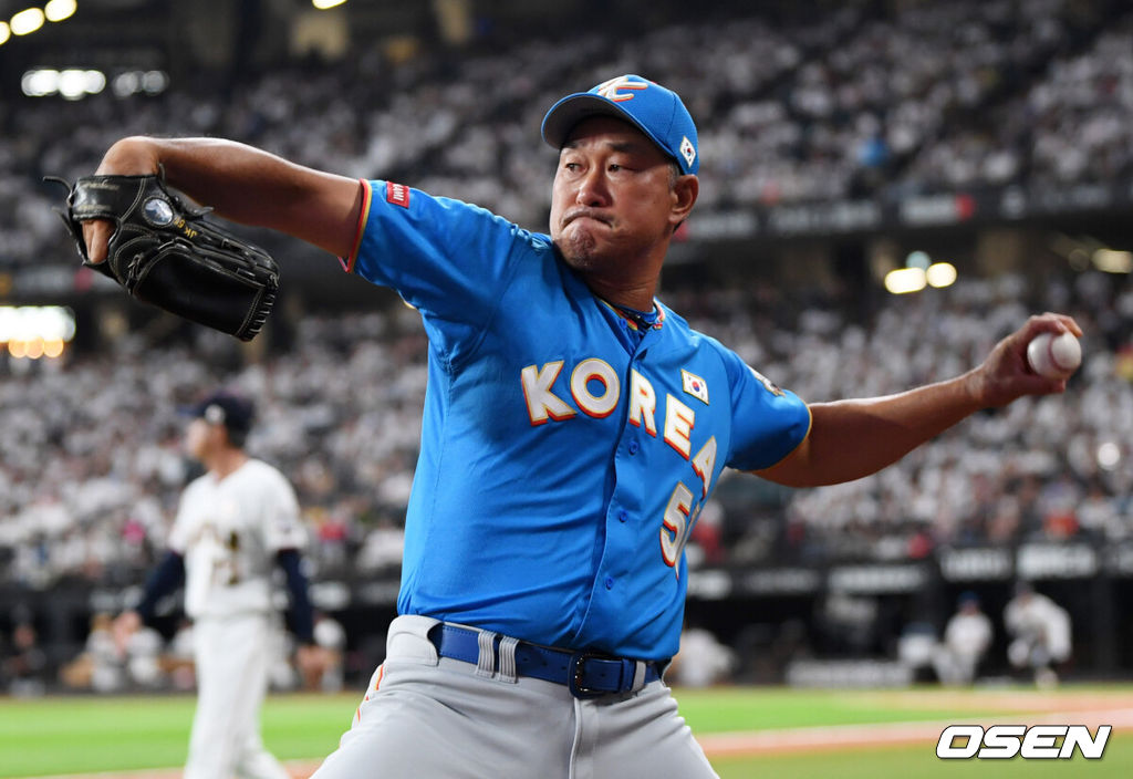 [OSEN=사진팀] 22일 오후 일본 홋카이도 에스콘필드에서 ‘한일 드림 플레이어즈' 경기가 열렸다.'한일 드림 플레이어즈 게임’은 한국과 일본의 프로야구 레전드 선수들이 진검 승부를 겨루는 스페셜 매치로 7월 22일(월) 오후 6시 30분에 에스콘필드 HOKKAIDO에서 펼쳐졌다.대한민국 봉중근이 몸을 풀고 있다. 2024.07.22 / photo@osen.co.kr<사진=사진공동취재단>