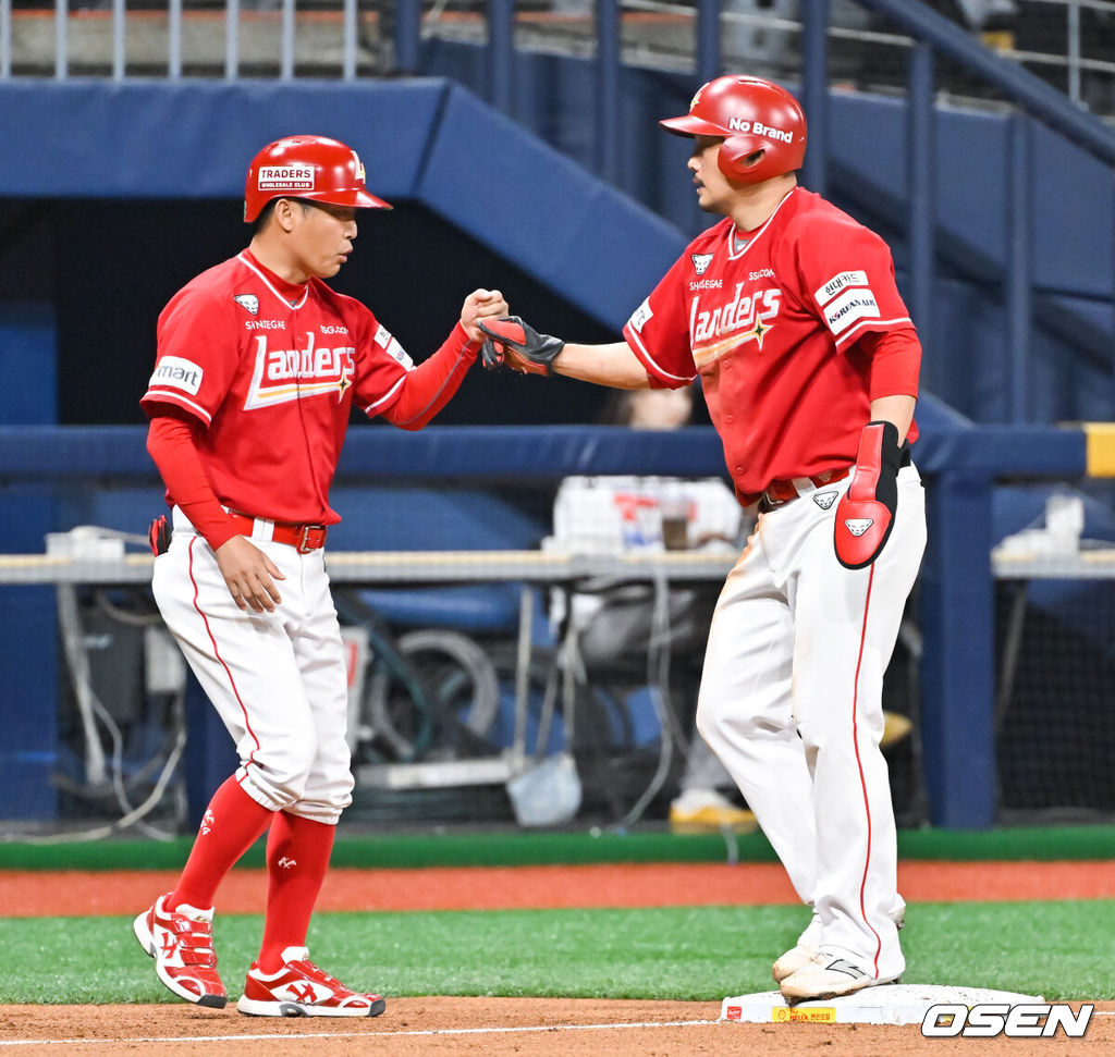 31일 오후 서울 고척스카이돔에서 ‘2024 신한 SOL BANK KBO리그’ 키움 히어로즈와 SSG 랜더스의 경기가 진행됐다. 이날 키움은 김인범을, SSG는 오원석을 선발투수로 내세웠다.3회초 1사 1루 SSG 고명준의 안타때 1루 주자 이지영이 3루 도착후 조동화 코치와 하이파이브를 하고 있다.  2024.05.31 / soul1014@osen.co.kr