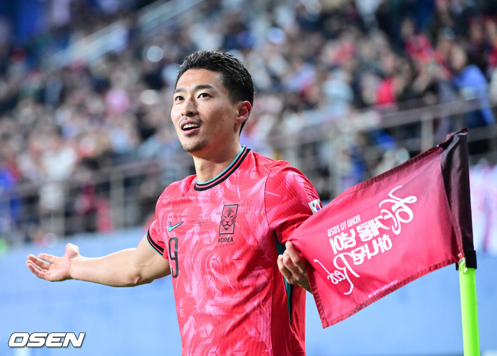 14일 오후 대전월드컵경기장에서 대한민국과 볼리비아의 축구 국가대표팀 평가전이 열렸다.홍명보호는 내년 6월 열리는 2026 국제축구협회(FIFA) 북중미월드컵을 앞두고 월드컵 남미 예선에서 7위를 거두며 플레이오프에 진출한 볼리비아를 상대로 본선에서의 경쟁력을 시험할 기회를 갖는다.후반 한국 조규성이 팀 두번째 골을 작렬시킨 뒤 기뻐하고 있다. 2025.11.14 / dreamer@osen.co.kr