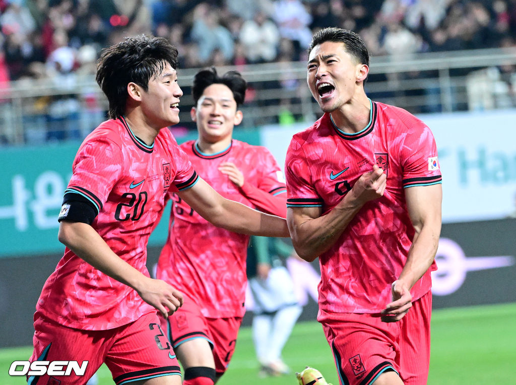 1년 8개월 만에 대표팀으로 돌아온 조규성이 골맛을 봤다. 손흥민도 프리킥 득점으로 한국을 승리로 이끌었다.홍명보 감독이 이끄는 한국축구대표팀(FIFA 랭킹 22위)은 14일 대전월드컵경기장에서 볼리비아(76위)와 11월 A매치 1차전을 치러 2-0으로 승리했다. 후반 막판 한국 조규성이 팀 두번째 골을 작렬시킨 뒤 동료들과 환호하고 있다. 2025.11.14 / dreamer@osen.co.kr