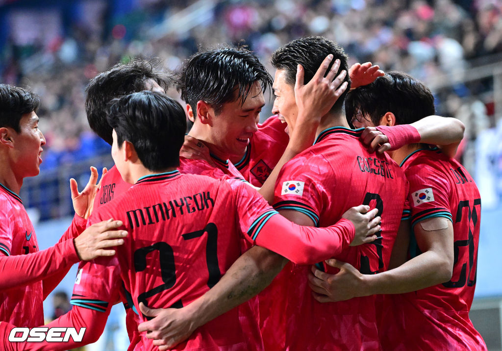 1년 8개월 만에 대표팀으로 돌아온 조규성이 골맛을 봤다. 손흥민도 프리킥 득점으로 한국을 승리로 이끌었다.홍명보 감독이 이끄는 한국축구대표팀(FIFA 랭킹 22위)은 14일 대전월드컵경기장에서 볼리비아(76위)와 11월 A매치 1차전을 치러 2-0으로 승리했다. 후반 막판 한국 조규성이 팀 두번째 골을 작렬시킨 뒤 동료들과 환호하고 있다. 2025.11.14 / dreamer@osen.co.kr