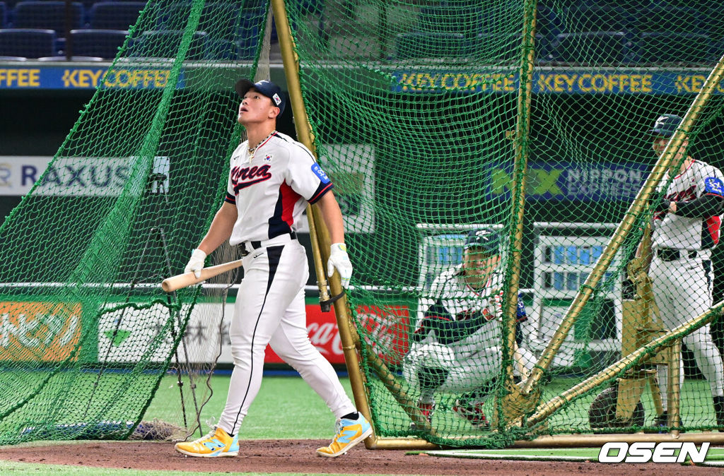 류지현 감독이 이끄는 대한민국 야구 대표팀이 14일 일본 도쿄돔에서 월드베이스볼클래식(WBC) 대비 한일 평가전을 앞두고 훈련을 가졌다. 한국 대표팀은 14일일 훈련을 하고 15일과 16일 일본과 두 차례 평가전을 치른다.안현민이 도쿄돔 천장을 바라보고 있다. 2025.11.14 /cej@osen.co.kr