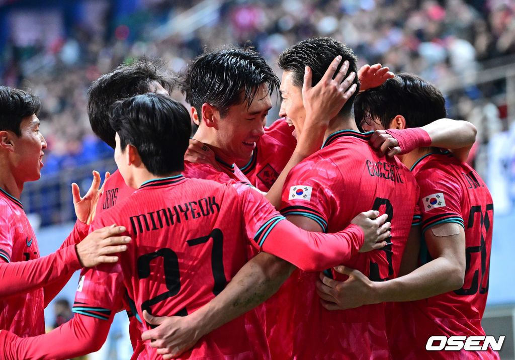 1년 8개월 만에 대표팀으로 돌아온 조규성이 골맛을 봤다. 손흥민도 프리킥 득점으로 한국을 승리로 이끌었다.홍명보 감독이 이끄는 한국축구대표팀(FIFA 랭킹 22위)은 14일 대전월드컵경기장에서 볼리비아(76위)와 11월 A매치 1차전을 치러 2-0으로 승리했다. 후반 막판 한국 조규성이 팀 두번째 골을 작렬시킨 뒤 동료들과 환호하고 있다. 2025.11.14 / dreamer@osen.co.kr