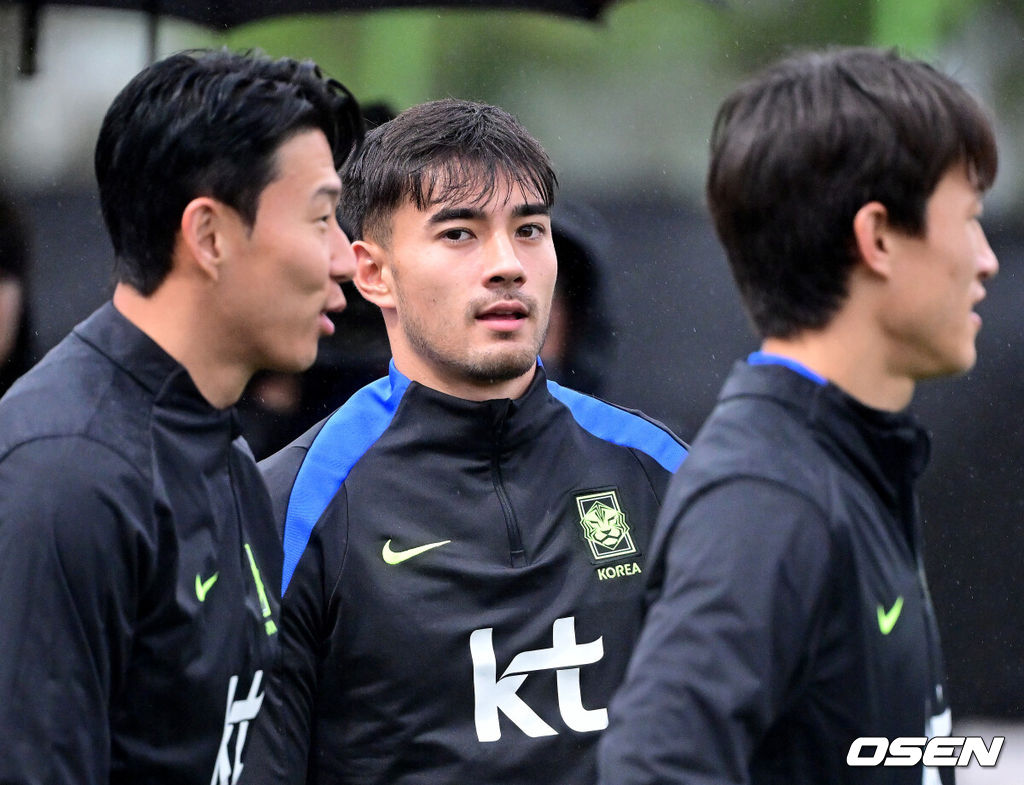 홍명보 감독이 이끄는 대한민국 축구 국가대표팀이 7일 오후 경기도 고양종합운동장 보조경기장에서 오는 10일 브라질과의 평가전을 앞두고 오픈트레이닝을 진행했다.한국 축구대표팀과 브라질은 오는 10일 서울월드컵경기장에서 친선경기를 갖는다.A대표팀 옌스 카스트로프를 비롯한 선수들이 훈련을 펼치고 있다. 2025.10.07 / dreamer@osen.co.kr
