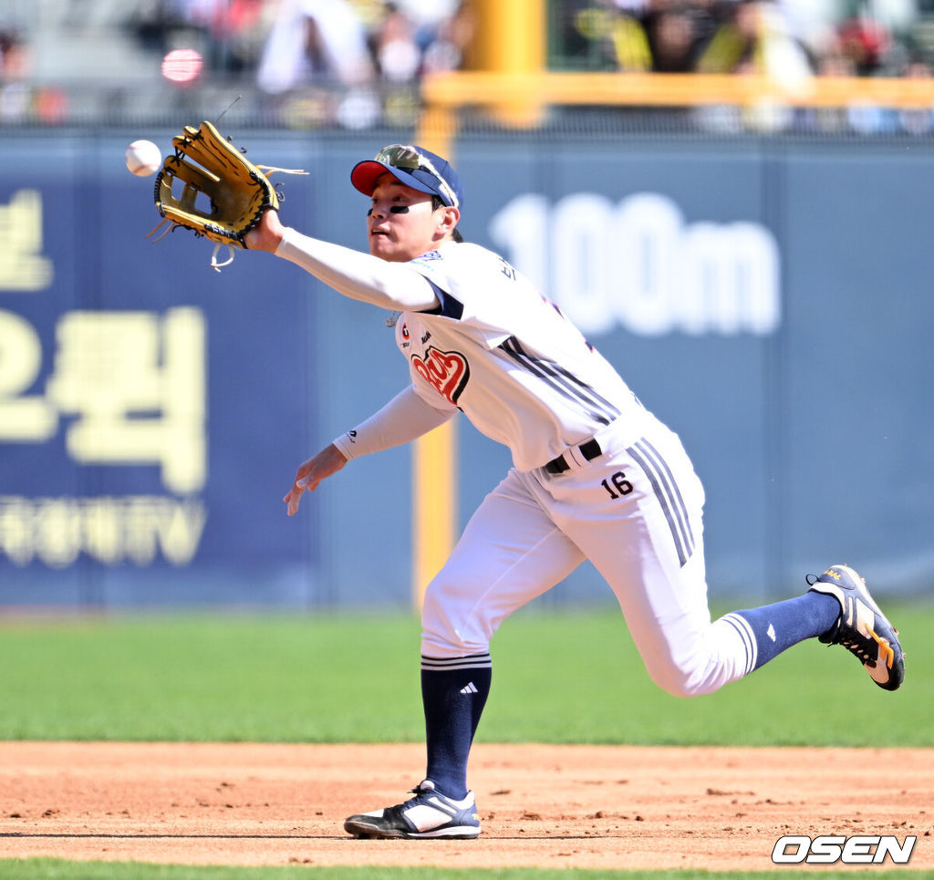 20일 오후 서울 잠실야구장에서 2025 신한 SOL Bank KBO리그 두산 베어스와 KIA  타이거즈의 경기가 열렸다.두산은 잭로그, KIA는 네일을 선발 투수로 내세웠다.5회초 1사에서 두산 박준영이 KIA 최원준의 번트 타구를 잡고 있다. 2025.04.20 /sunday@osen.co.kr
