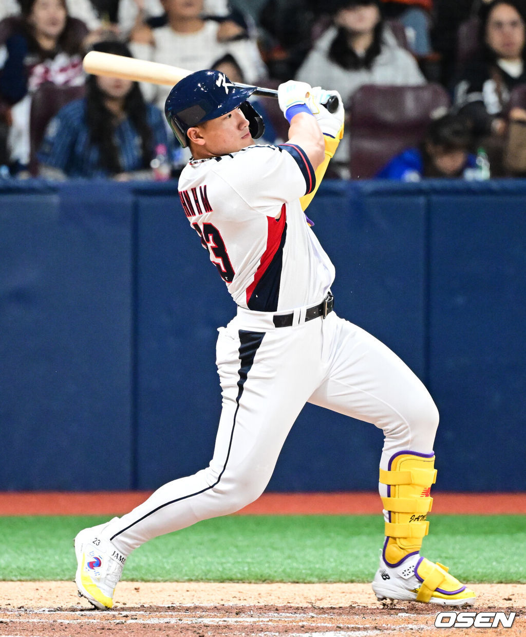 8일 서울 구로구 고척스카이돔에서 ‘2025 NAVER K-BASEBALL SERIES’ 대한민국 야구 대표팀과 체코 야구 대표팀의 경기가 열렸다.한국은 8일과 9일 2025 K-베이스볼 시리즈 체코 대표팀과의 2경기를 시작으로 15일과 16일 양일에 걸쳐 도쿄돔에서 일본 대표팀과 2경기를 치른다. 3회말 1사 한국 안현민이 안타를 날리고 있다. 2025.11.08 /cej@osen.co.kr